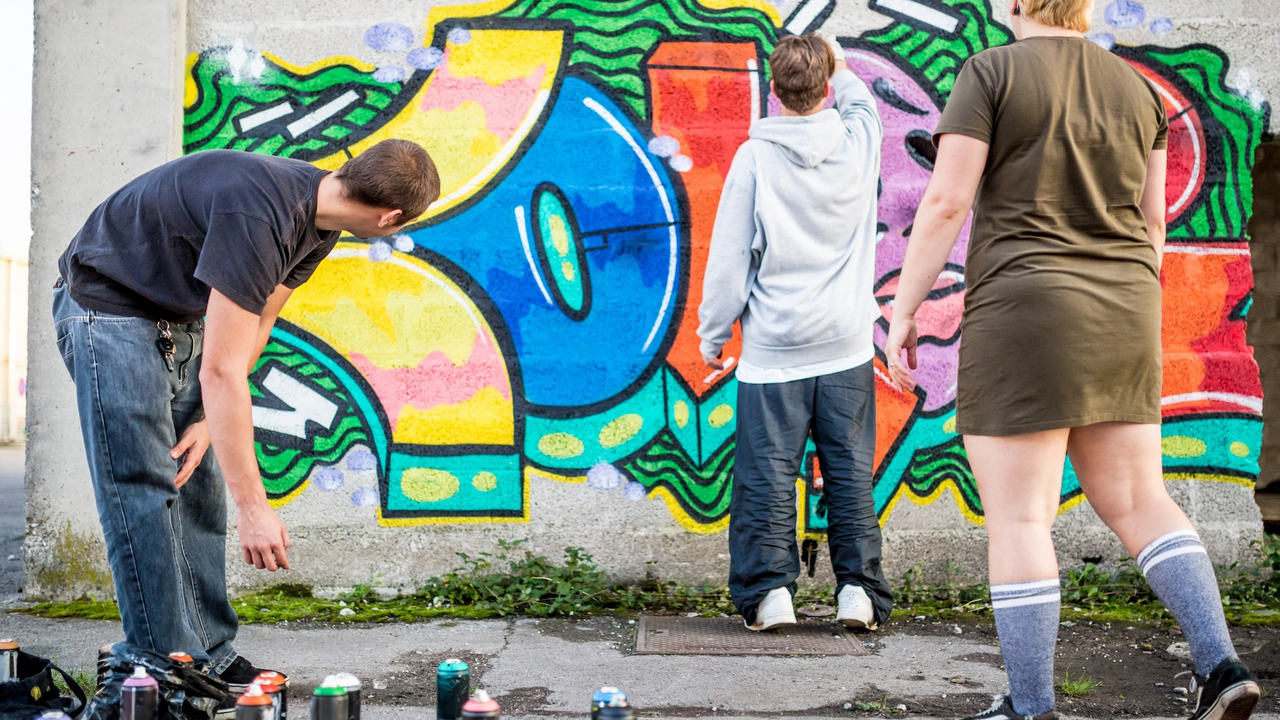 Belebe den rebellischen Geist deines Teams mit 'Spray & Bond: Graffiti Crew Experience'. Unter dem Mantel der Nacht, wo Regeln verblassen und Kreativität wild wird. Kein bürokratischer Ballast, nur dein Team, die Spraydosen und eine unerforschte Leinwand. Dies ist keine gewöhnliche Teamveranstaltung; es ist eine kollaborative städtische Reise in die Welten von 'Tagging', 'Throw-ups' und "Fat Caps". Befreie dich von der Norm, hinterlasse deine Spuren und knüpfe Bindungen durch die rohe, ungezähmte Energie der Graffiti-Kunst