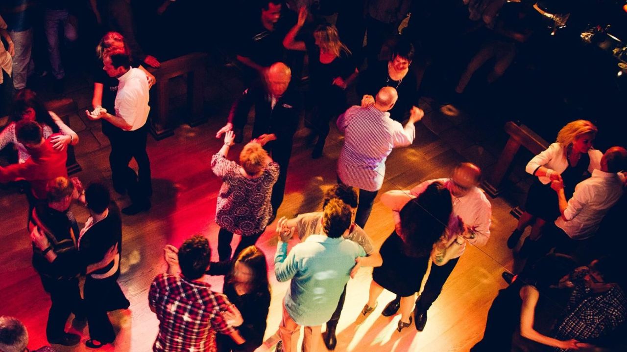Als tanzbegeisterte Person egal ob 30 oder 65 Jahre jung reisen Sie mit uns in einen der wohl beliebtesten Tanzclubs im Schwarzwald - Heuboden, Umkirch (DE). Hier geht die Post ab - 1 Club mit 3 Dancefloors!
