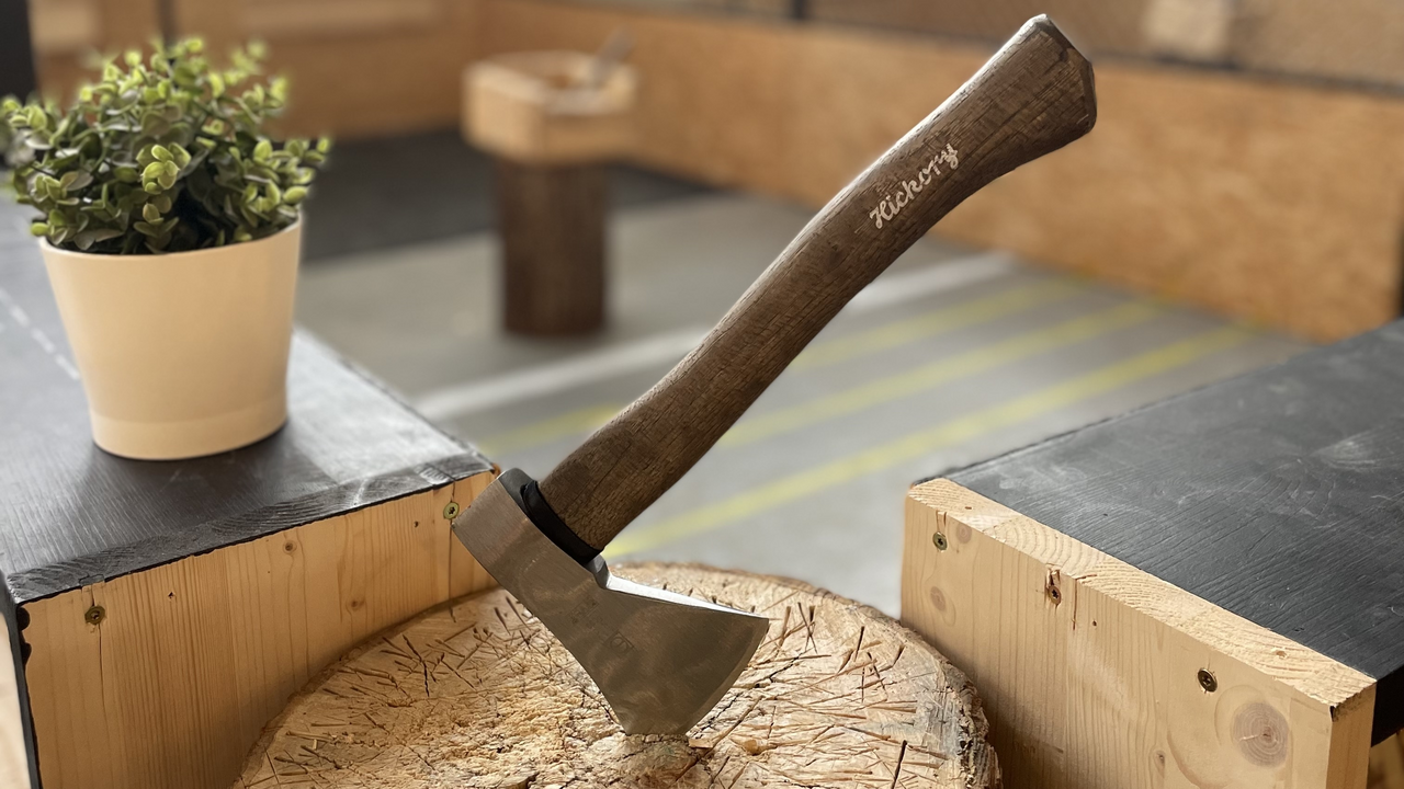 Axtwerfen Teamevent Ihr habt Lust auf was Neues? Hier bekommt ihr die ultimative Axt-periance: 90 Minuten Axtwerfen inkl. Safety Briefing, Technik Einführung und Training, Turnier und ggf. Trickshots. Alles begleitet durch einen Axt Coach. Auch andere Spielformen wie Cornhole, Nageln oder Darts stehen euch zur Verfügung.