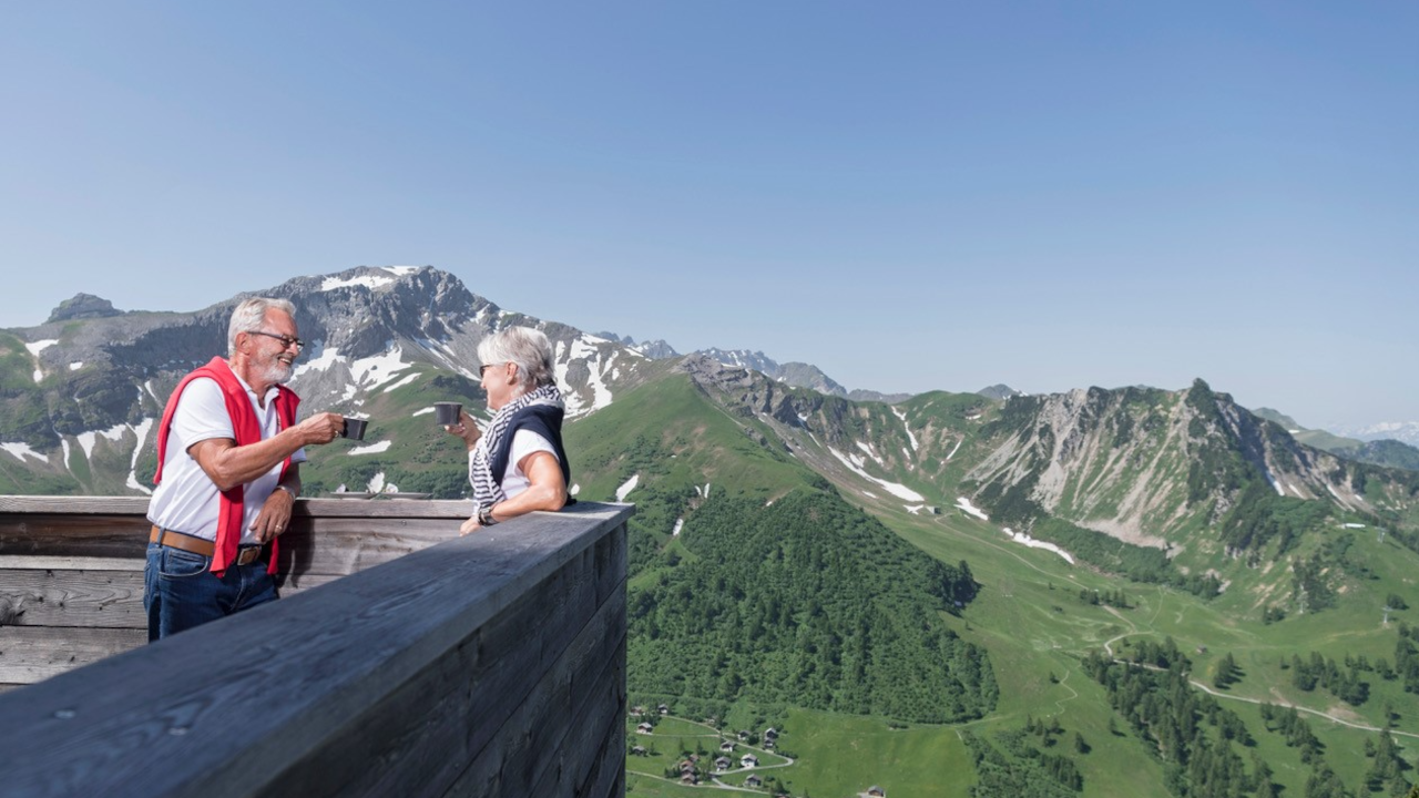 Erkunden Sie das wunderschöne Alpengebiet bequem in unserem Kleinbus und auf dem Sessellift. Degustieren Sie echte Liechtensteiner Spezialitäten und geniessen Sie ihren Kaffee auf 2'000 m ü. M. – vor einem einzigartigen Panorama.