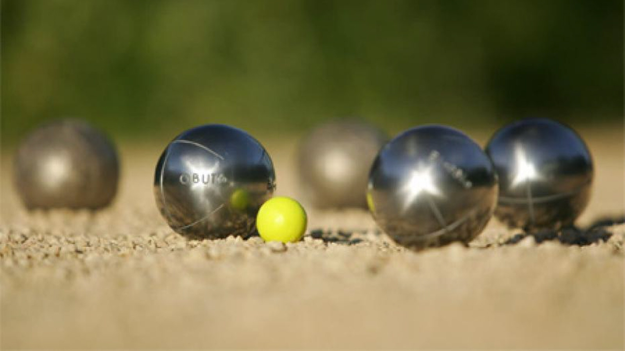 Das beliebte Kugelspiel Boule oder Pétanque genannt, kann wirklich Jedermann/Frau spielen. Eine lockere Stimmung mit Spiel, Spass und kameradschaftlicher Freude ist garantiert.