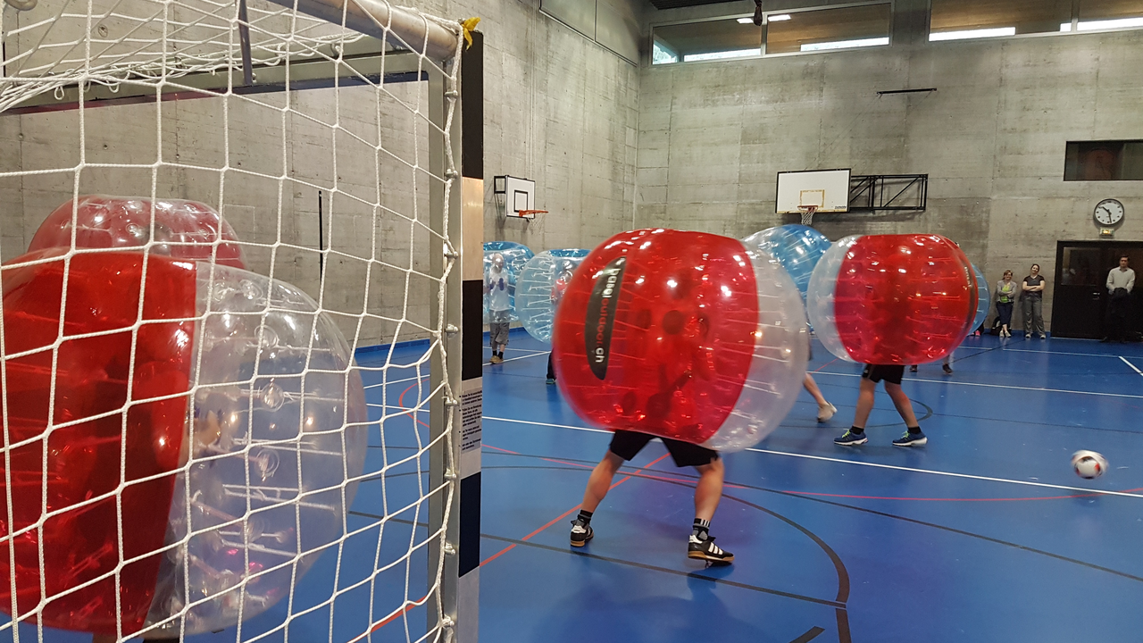 Spielen Sie mit Ihrem Team Bubble-Football! Ein Garant, wenn es um Unterhaltung geht - für Teilnehmende und Zuschauer. Ideal als Firmenanlass oder Seminarpause!