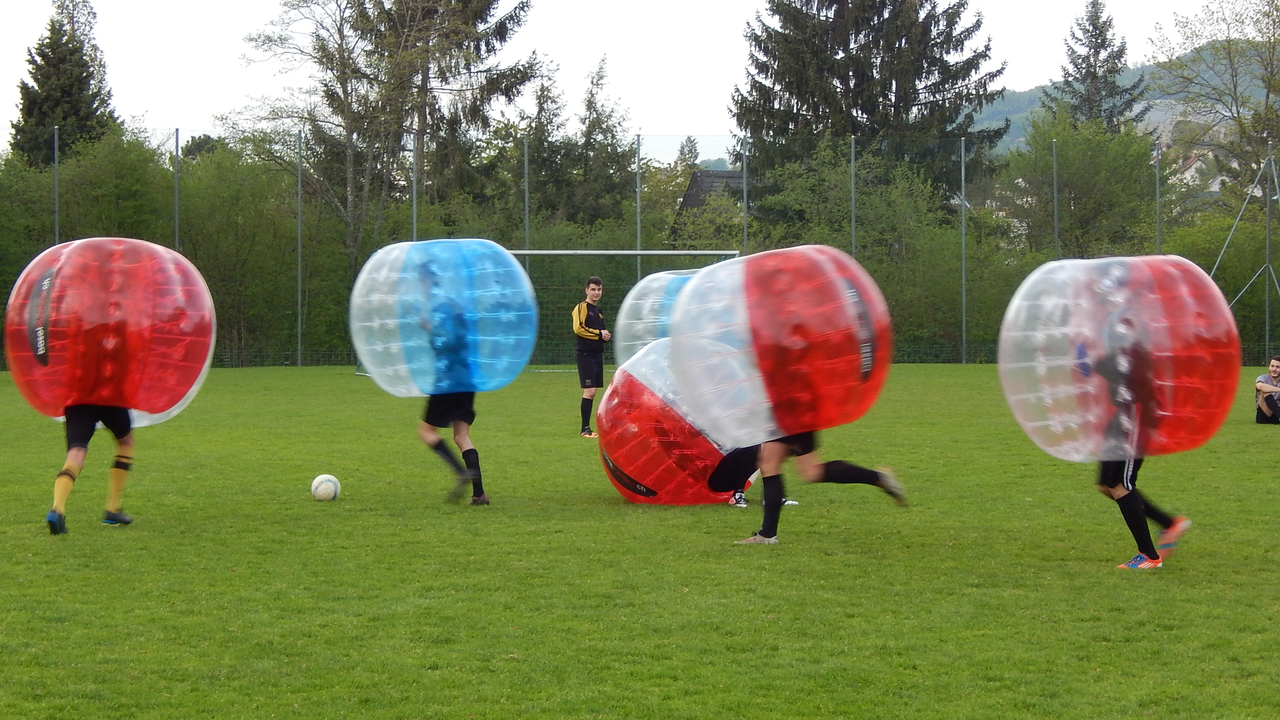 Spielen Sie mit Ihrem Team Bubble-Football! Ein Garant, wenn es um Unterhaltung geht - für Teilnehmende und Zuschauer. Ideal als Firmenanlass oder Seminarpause!