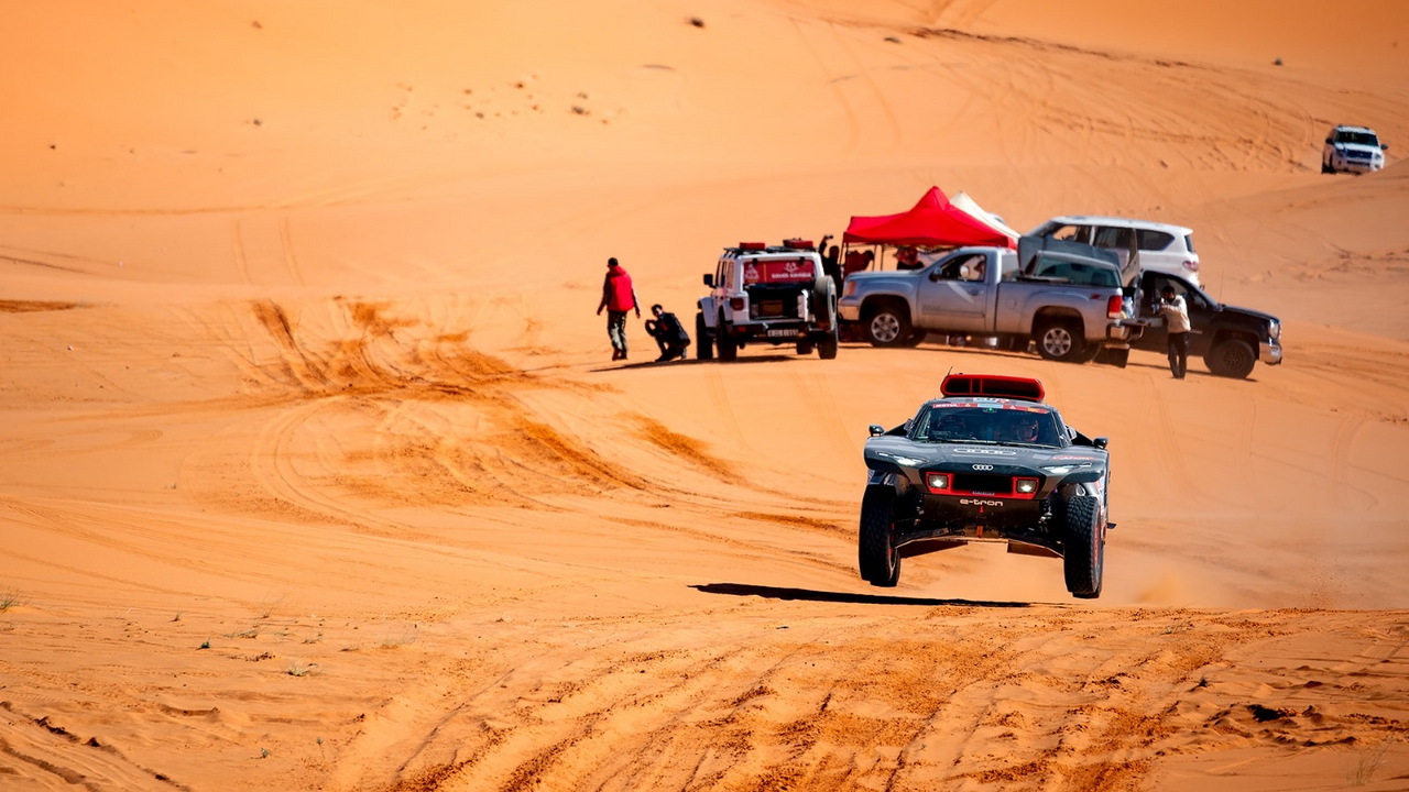 Die grösste Rallye-Abenteuer live auf einer sehr exklusiven Tour. Wir bringen Sie auf einer gut organisierten Tour zu den besten Orten der Rennstrecke, wir werden den Start, den Ruhetag und das Ziel sehen und uns mit Fahrern und Support-Personal treffen. Dieses einmalige Abenteuer führt Sie ins erstaunliche Saudi-Arabien und Sie werden einen tiefen und unvergesslichen Eindruck von dieser faszinierenden Kultur und Landschaft erhalten.