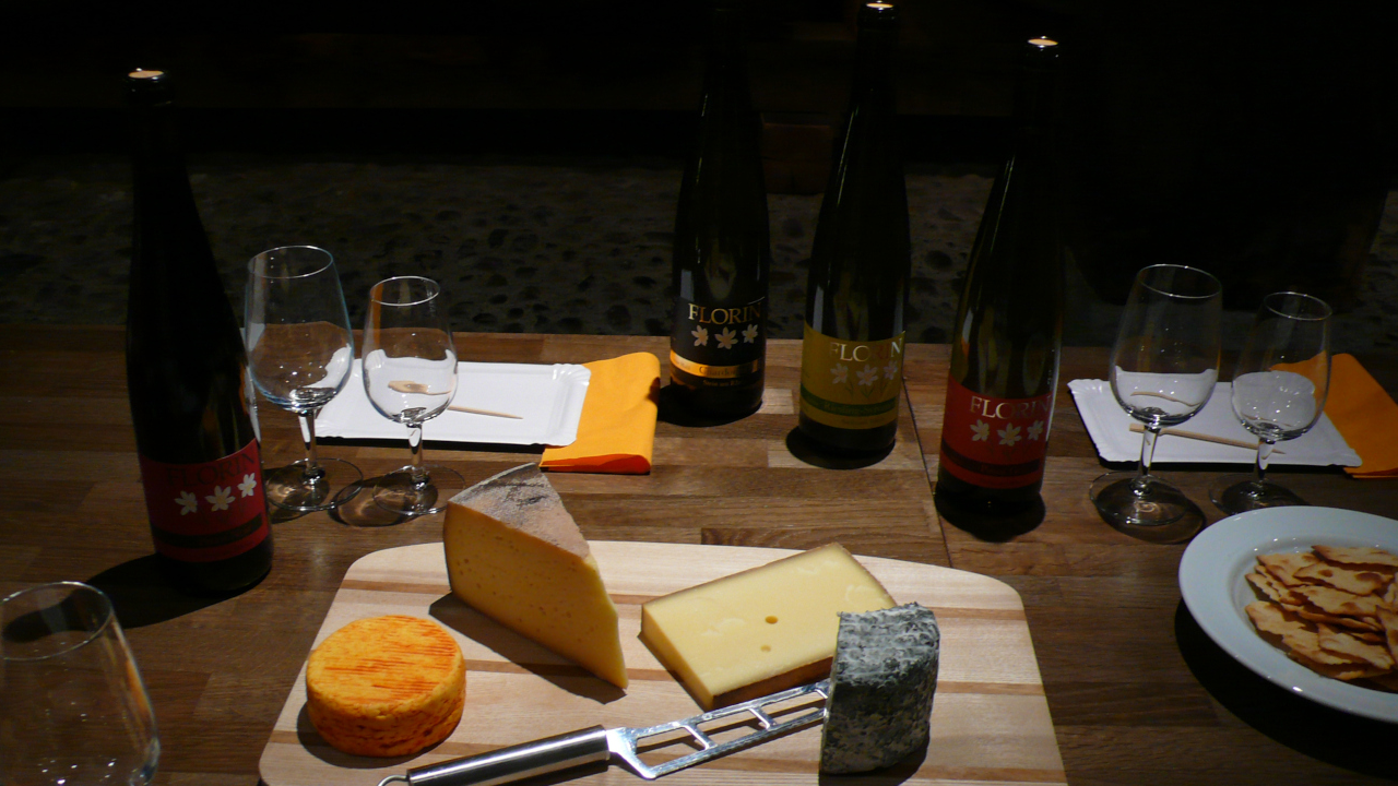 Wein und Käse passen zusammen. Der Geschmack des Weins wird durch den Käse beeinflusst. In der Degustationen wird auf das Zusammenspiel der Geschmackskomponenten eingegangen und die Kombination von Wein und Käse perfektioniert.