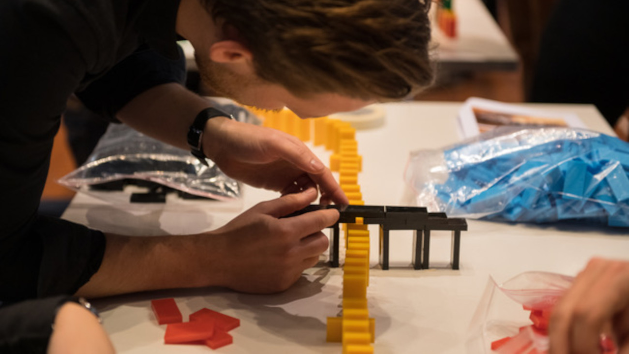 Die Faszination beim Domino Event liegt in der Einfachheit. Mit Dominosteinen können die unglaublichsten Konstruktionen und Formen gebaut werden. Jedes Team baut an einem Tisch und hat 1000 Steine zur Verfügung. Anschliessend werden alle Tische miteinander verbunden.