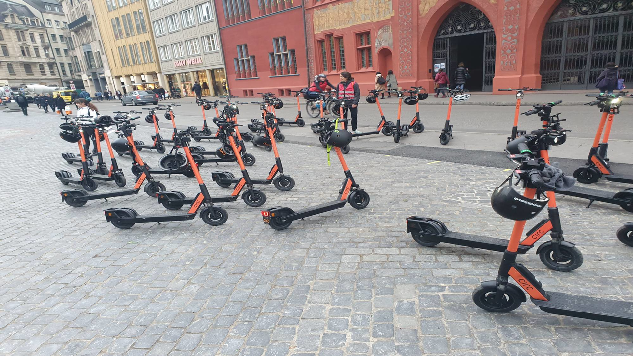 Basel auf eine spezielle Art entdecken. Mit dem neuen E-Scooter, dem elektrisch angetriebenen Trottinett, lässt sich die Stadt leise und ohne Anstrengung erkunden. Mit dem E-Scooter darf auf Fahrradwegen gefahren werden und ist ein lustiges Erlebnis für Jung und Alt. Entdecken Sie Basel mit dem Elektroscooter.