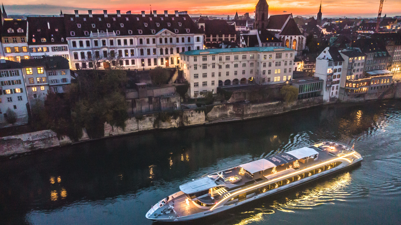 Führen Sie Ihren Event auf dem Schiff durch und lassen Sie sich kulinarisch verwöhnen, während das abwechslungsreiche Rheinufer vorbeizieht.