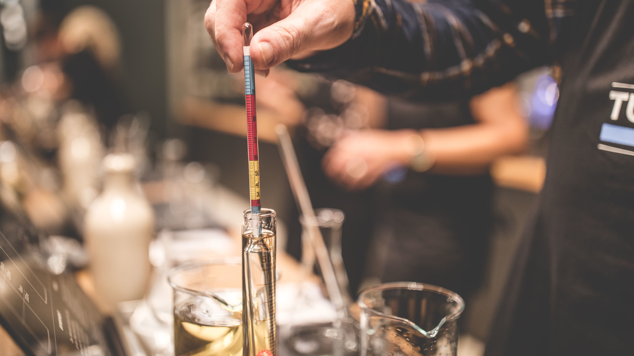 Im Laufe des etwa 3-stündigen Workshops wirst du dich durch über 50 verschiedene Destillate schmecken und so deinen persönlichen Gin mischen, den du selbstverständlich noch am gleichen Tag inkl. Gin&Tonic-Koffer mit nach Hause nehmen kannst.