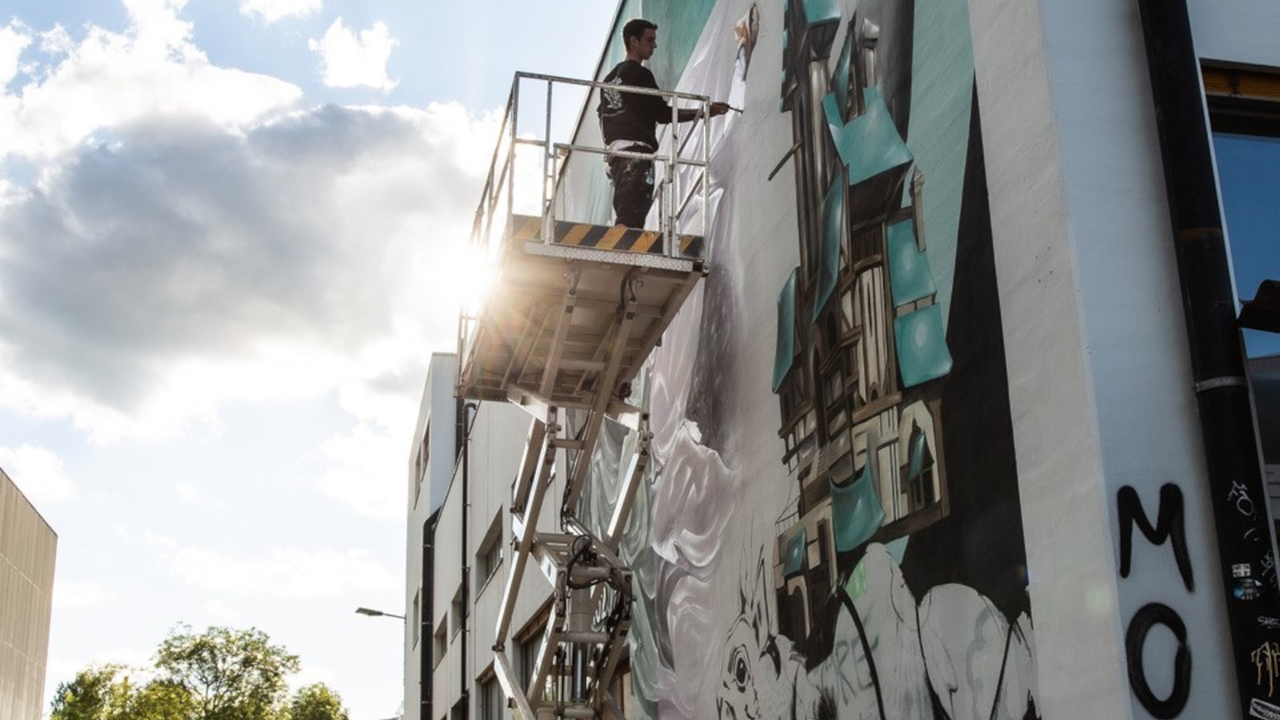 Graffiti - StreetArt - Urban Art. Eine der grössten, zeitgenössischen Kunstbewegungen unserer Zeit. Gehasst und geliebt fand diese Subkultur ende der 80er Jahre erstmals Anschluss in Europa. Seither hat sich diese Kunstrichtung enorm verändert und befindet sich heute noch stark im Wandel.
