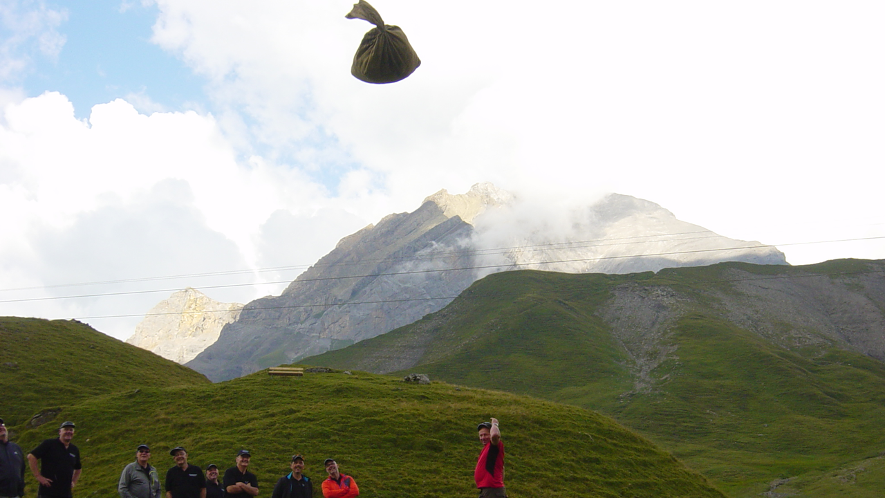 Stellen Sie Ihr Können an der Bergolympiade unter Beweis und geniessen Sie einen wunderschönen Bergsommertag auf der Alp! Mit der Gondelbahn geht es hoch zur Wettkampfarena, wo traditionell-schweizerische Disziplinen auf Sie warten.