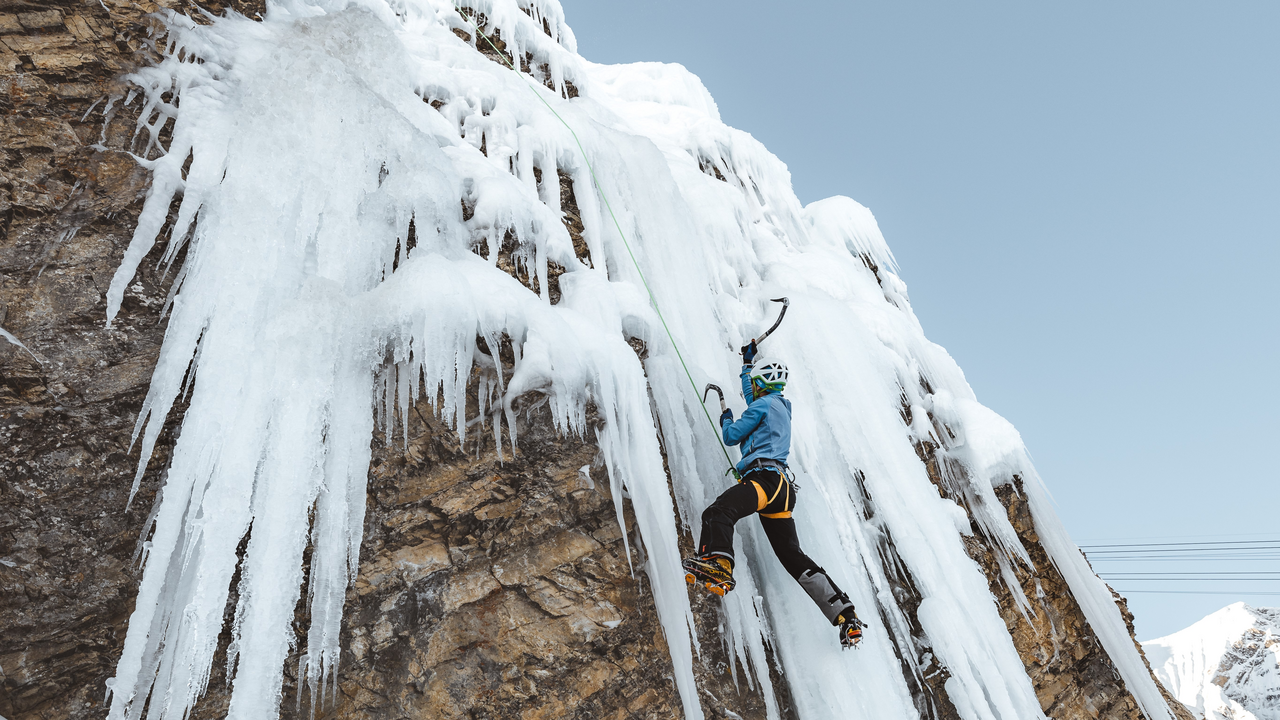 Was gibt es faszinierenderes, als einen gefrorenen Wasserfall? Tauchen Sie mit Ihrem Team in eine Welt von Eiszapfen ein. Sie erleben die Faszination, einen Eisfall hochzuklettern. Stärken Sie in Ihrem Team das Vertrauen, welches die Teilnehmer beim Klettern zueinander haben müssen, und fördern Sie so den Teamzusammenhalt.