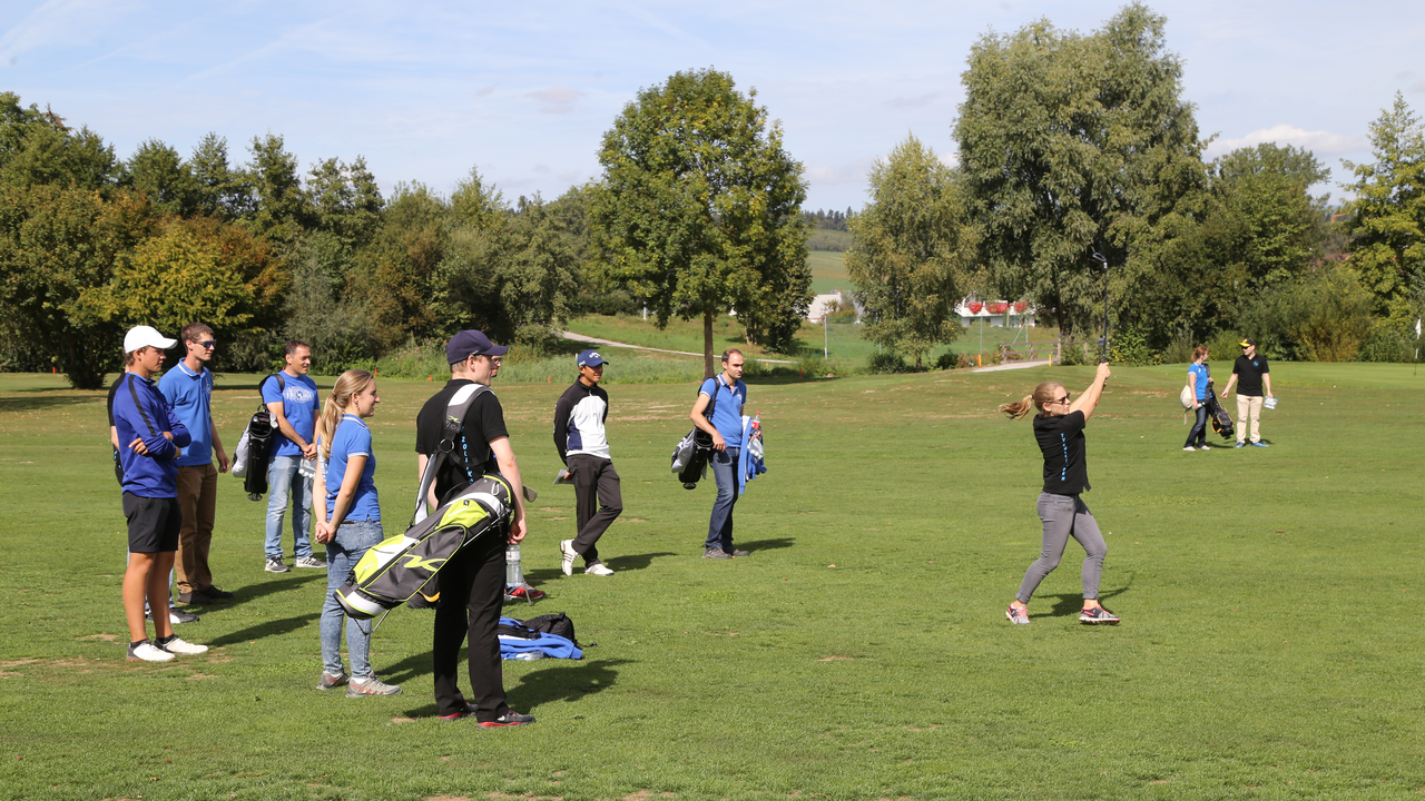 Suchen Sie nach einem ungewöhnlichen Erlebnis für Ihren Firmen- oder Vereinsausflug? Die Golflehrer im Golfpark bei Bern führen Sie in die faszinierende Welt des Golfsports ein und Sie können sich gleich selber als Golfspieler versuchen. Nachfolgend findend Sie eine Programmvariante, welche Golfplausch und gemütliches Beisammensein beim Apéro verbinden.