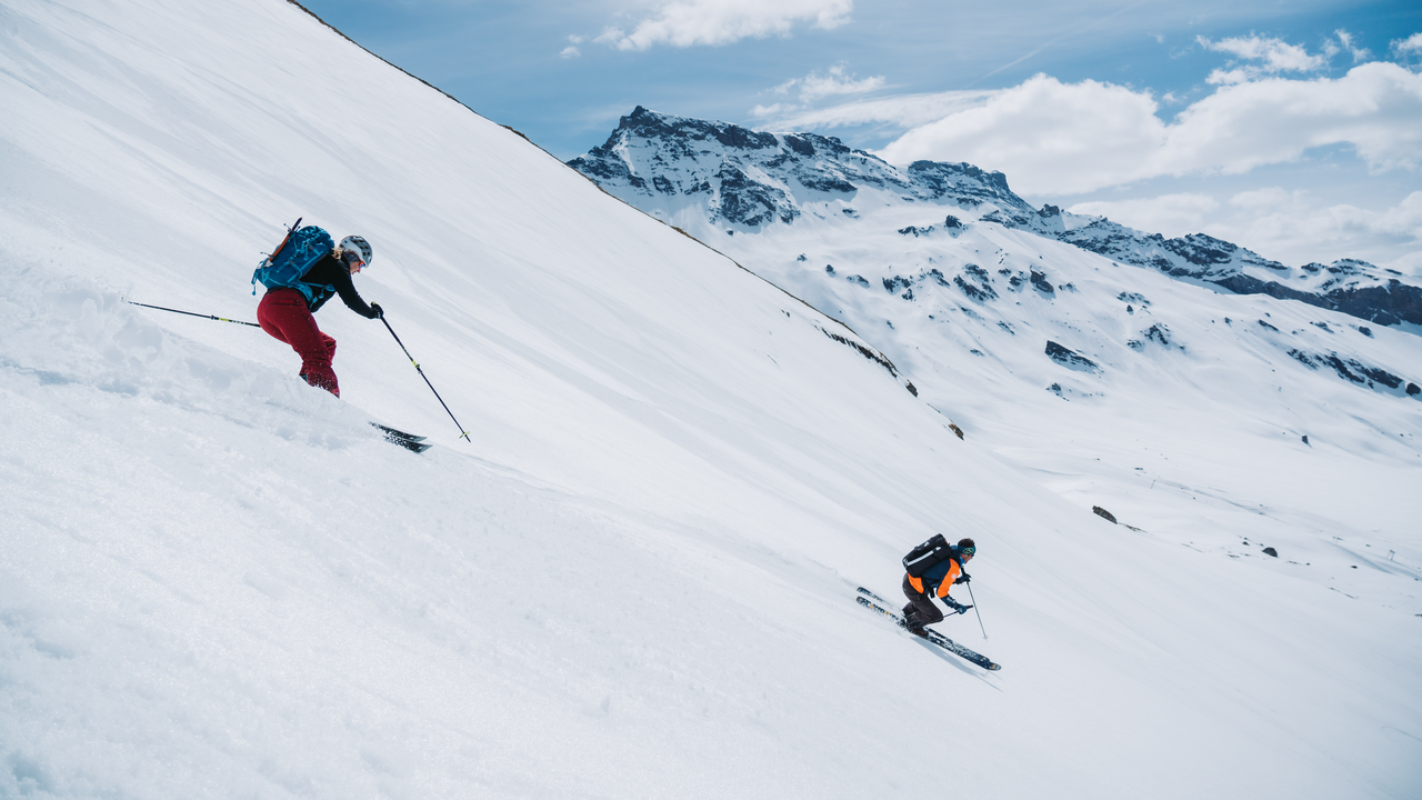 Geniessen Sie Ihren Skitourentag als Teamevent. Unberührte Winterlandschaft erwartet Sie, während Ihre Gruppe langsam aber stetig mit eigener Kraft den Berg erklimmen. Prächtig präsentiert sich das Alpenpanorama und lässt Sie schnell die Strapazen des Aufstiegs vergessen. Die Abfahrt ist die Krönung des Tages. Zeichnen Sie Ihre Spuren in den stiebenden Pulverschnee.