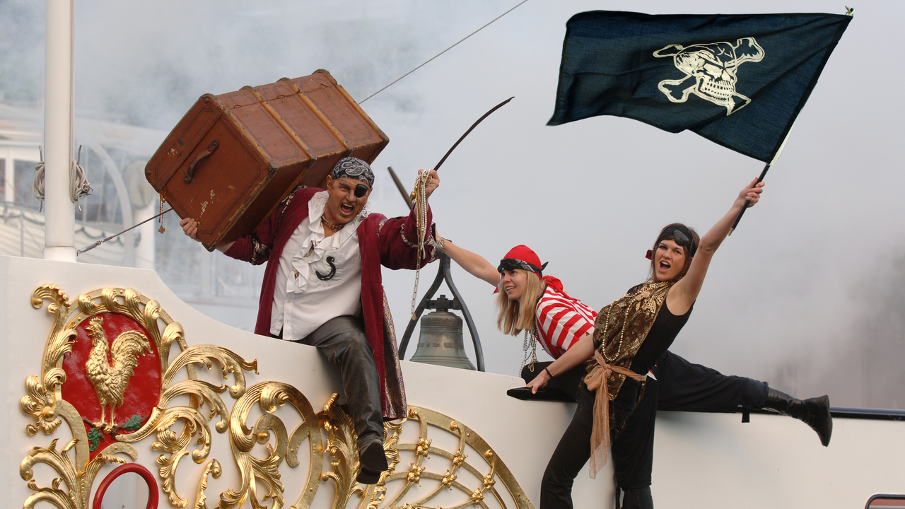 Die Sonne scheint und glitzert über der Wasseroberfläche. Ihr Team geniesst nichtsahnend die tolle Stimmung sowie das lautlose und sanfte Gleiten des Schiffbugs über dem Wasser auf dem See. Doch plötzlich ein Knall und Rauchschwaden! Aus der Ferne hört man das Geschrei der Piraten. In Kürze entern die Piraten das Gästeschiff und hissen die Piratenflagge.