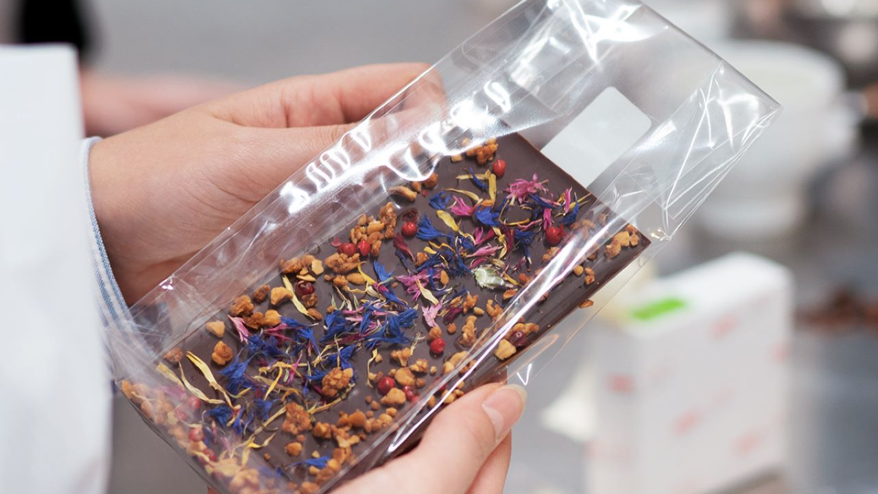 Schokoladen-Workshop Der Schokoladen-Workshop „Create your own chocolate bar“ führt Sie in die Welt der Schokolade ein. Je nach Zielgruppe und Erlebnis erforschen Sie gemeinsam mit uns diese Welt. Wir zeigen Ihnen wie man Schokolade richtig degustiert und zubereitet. Der Kurs umfasst einen Einblick in Anbau, Verarbeitung, Herstellung und Veredlung der Schokoladen, gefolgt von einer anschliessenden Degustation und Zubereitung.