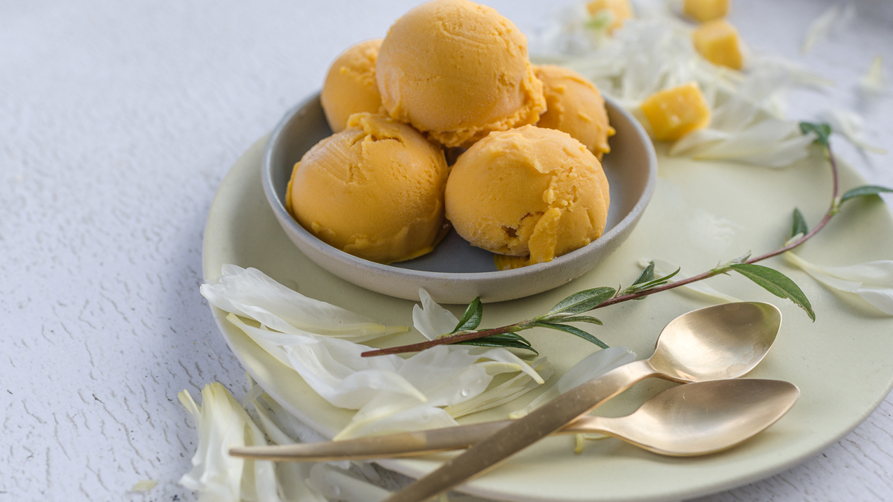 Ein fruchtig-feuriges Mango-Ingwer Sorbet oder lieber eine Rahmglacé mit dunkler Schokolade und Ruhmrosinen? Von welcher Glacé träumen Sie?