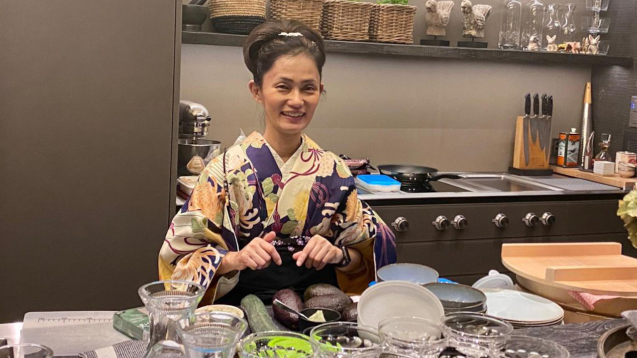 Ich bin gebürtige Japanerin und Absolventin der renommierten Tokyo Sushi Academy. Gerne führe ich Sie im Kimono in die Kunst der japanischen Esskultur ein. Bereiten Sie mit Ihrem Team verschiedene japanische Delikatessen zu und verköstigen Sie sie schliesslich gemeinsam in gemütlicher Runde. Sei es bei mir zu Hause in Winterthur oder gern auch bei Ihnen am Ort Ihrer Wahl.