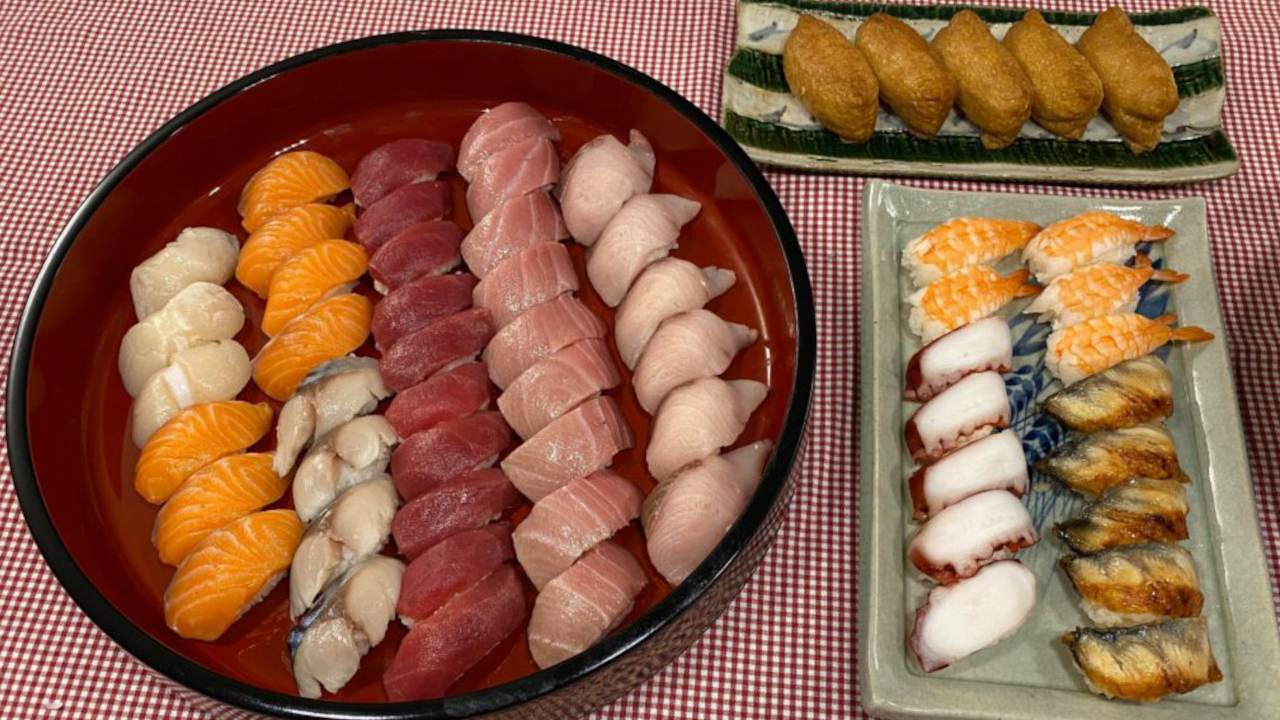 Ich bin gebürtige Japanerin und Absolventin der renommierten Tokyo Sushi Academy. Gerne führe ich Sie im Kimono in die Kunst der japanischen Esskultur ein. Bereiten Sie mit Ihrem Team verschiedene japanische Delikatessen zu und verköstigen Sie sie schliesslich gemeinsam in gemütlicher Runde. Sei es bei mir zu Hause in Winterthur oder gern auch bei Ihnen am Ort Ihrer Wahl.