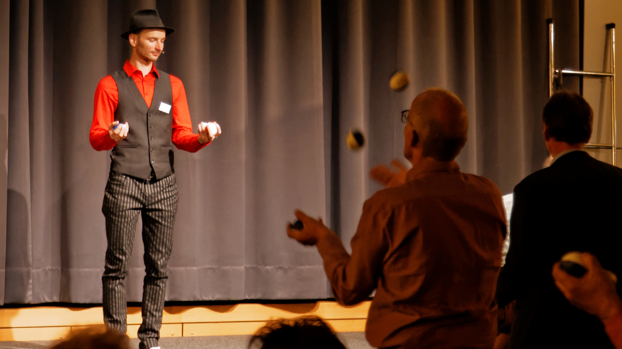 Ein Jonglierworkshop macht Spass, sorgt für Abwechslung und neue Inputs. Mit der eigens entwickelten Jongliermethodik können auch Sie am Workshop innert Kürze die Jonglage mit drei Bällen lernen. Es braucht kein spezielles Talent, jede und jeder kann beim Jonglierworkshop jonglieren lernen.