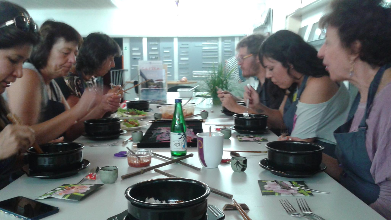 Im Team wird gekocht, gelacht, getrunken und koreanische Leckereien gegessen. Ein Kochkurs für das ganze Team. Die koreanische Küche unterscheidet sich deutlich von anderen asiatischen Küchen und bietet eine Vielfalt unterschiedlicher köstlicher Gerichte. Der Kochkurs ist in Bern, Biel, oder Müntschemier möglich.
