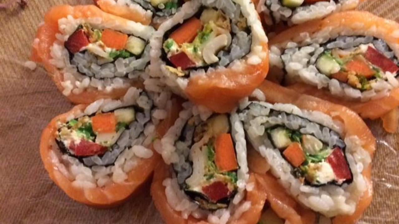 Erlerne das Sushi-Handwerk in entspannter Atmosphäre und staune, wie einfach du verführerische Sushi-Kreationen auf den Teller zaubern kannst.