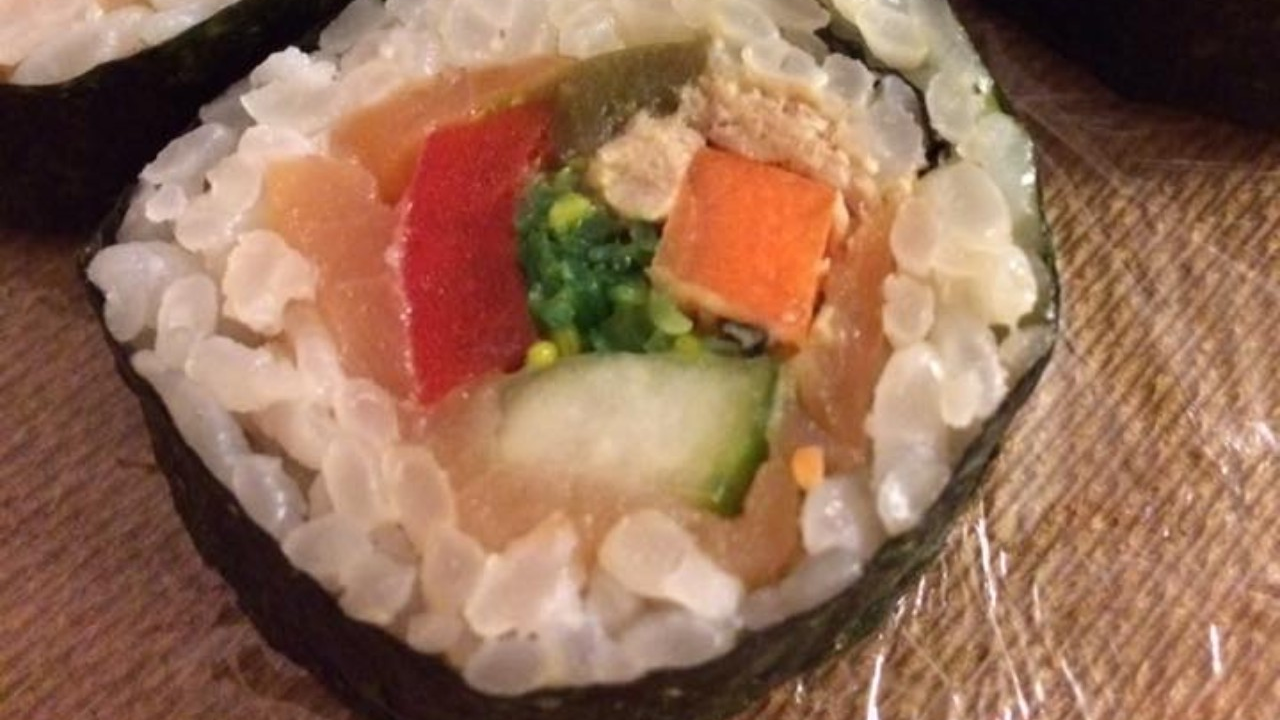 Erlerne das Sushi-Handwerk in entspannter Atmosphäre und staune, wie einfach du verführerische Sushi-Kreationen auf den Teller zaubern kannst.