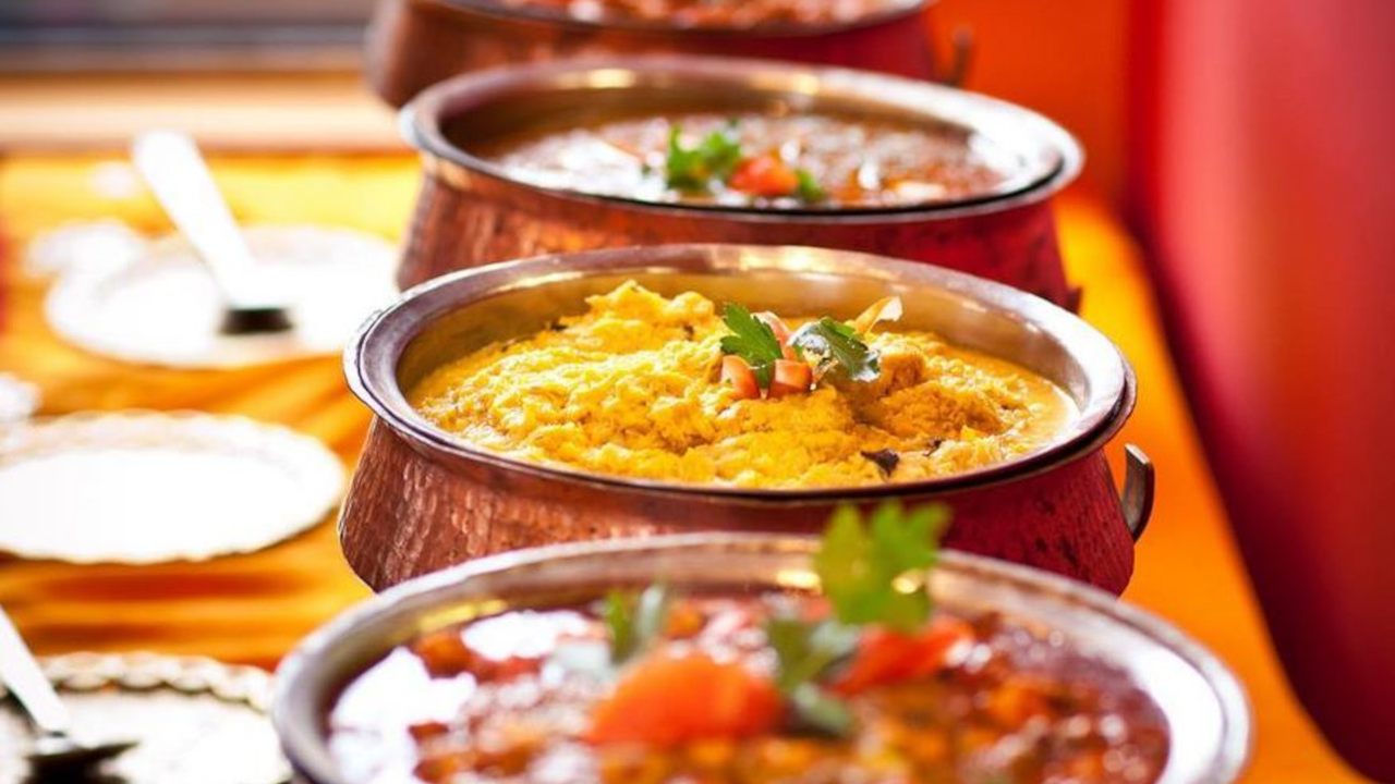 Die Indische Küche ist in erster Linie bekannt für ihre zauberhaften Curry-Gerichte, doch die indische Kulinarik-Welt hat weit mehr zu bieten. Tauchen Sie bei diesem Kochevent ein ins vielseitige, duftende und aromatische Reich der Indischen Küche. Ein spannendes und schmackhaftes Teamerlebnis. Dieser Event ist nur Sonntag, Montag und Dienstag möglich.