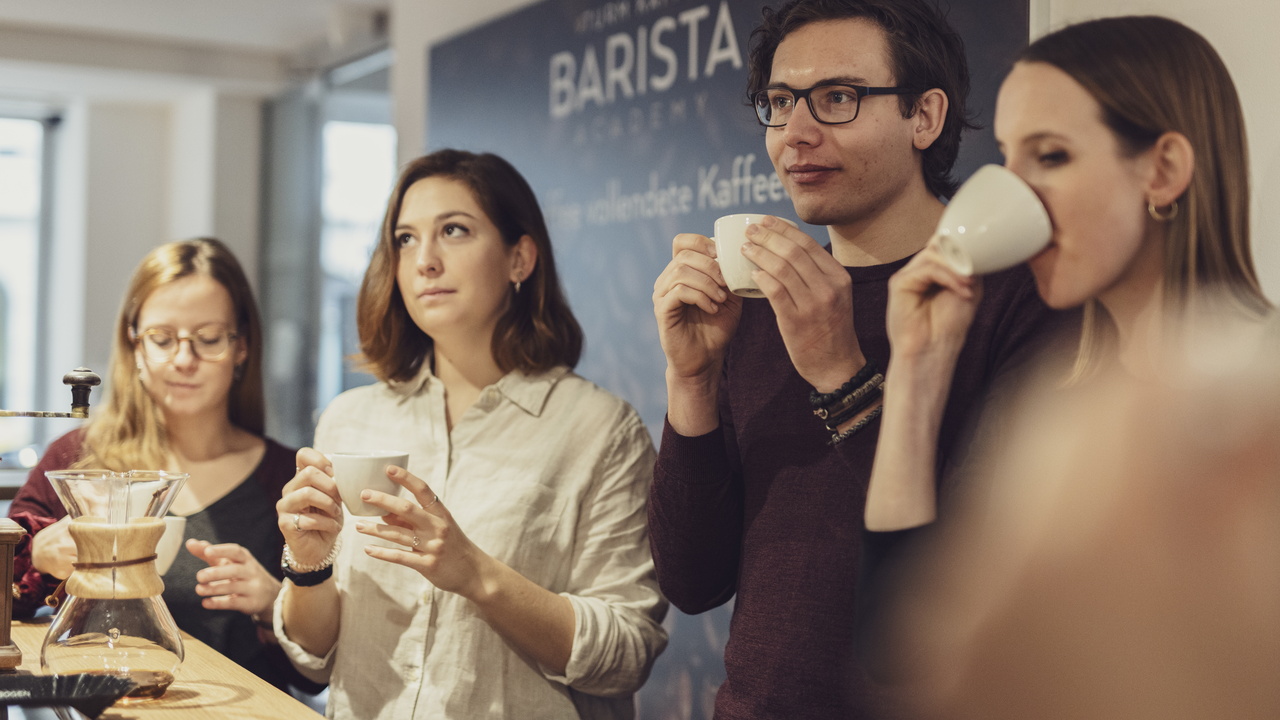 Sie möchten mit Ihren Freunden oder Kollegen eine Teambuilding-Aktivität durchführen und dabei noch genüsslich Kaffee verköstigen oder gar einen Wettbewerb daraus machen? Absolvieren Sie mit Ihrem Team einen Barista Workshop und werfen Sie einen Blick hinter die Kulissen einer Kaffee Rösterei.