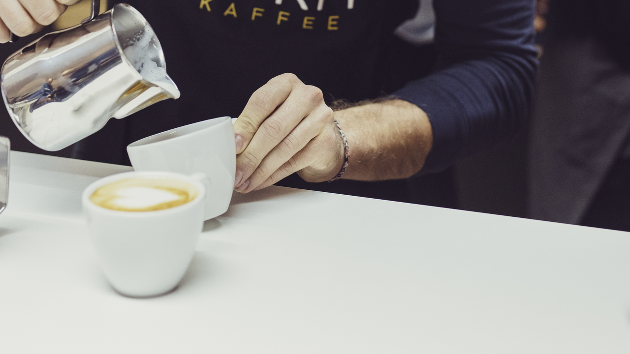 Sie möchten mit Ihren Freunden oder Kollegen eine Teambuilding-Aktivität durchführen und dabei noch genüsslich Kaffee verköstigen oder gar einen Wettbewerb daraus machen? Absolvieren Sie mit Ihrem Team einen Barista Workshop und werfen Sie einen Blick hinter die Kulissen einer Kaffee Rösterei.