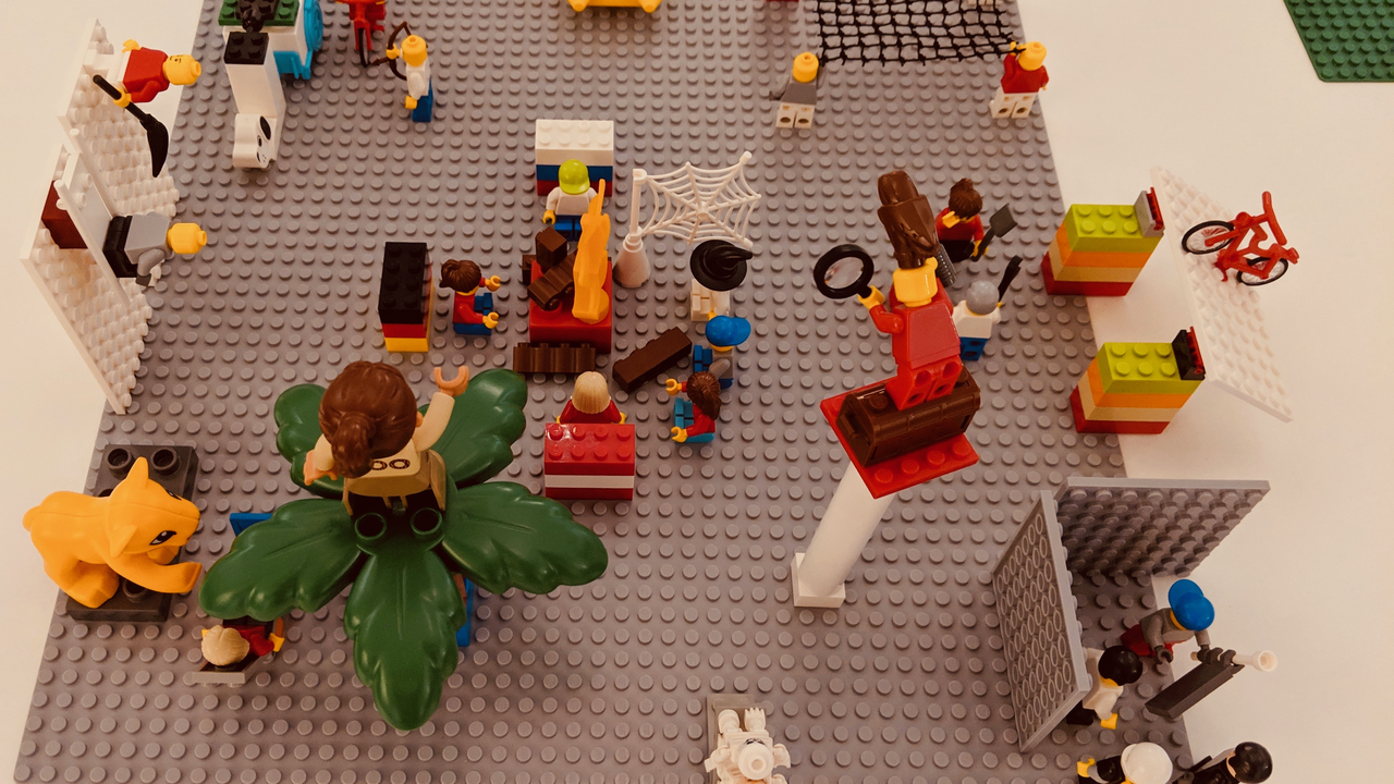 Lego Serious Play unterstützt Sie bei der Personal- und Strategieentwicklung sowie der Suche nach innovativen Lösungen. Durch das gemeinsame Bauen gelangen Sie zu neuen Erkenntnissen. Als anerkannter Trained LSP Facilitor begleiten wir Sie und Ihr Team zu kreativen Erkenntnissen. Offen für Neues? Es lohnt sich!