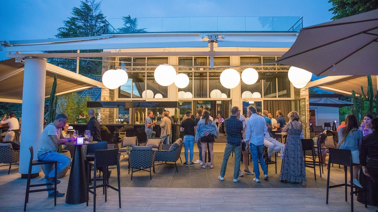 Der Veranstaltungsort ist die ideale Tessiner Location für Privat- und Firmenveranstaltungen. Die Beach Lounge in Ascona verkörpert eine harmonische Verbindung aus Restaurant, Bar und Veranstaltungsort, die durch ein elegantes Design und einen malerischen Blick auf den See besticht. Das Gebäude wurde in einem modernen Stil renoviert und bietet eine beeindruckende Vielfalt an Erlebnissen, sei es auf der Terrasse, im Garten oder auf der Dachterrasse mit ihrem idyllischen Seepanorama.