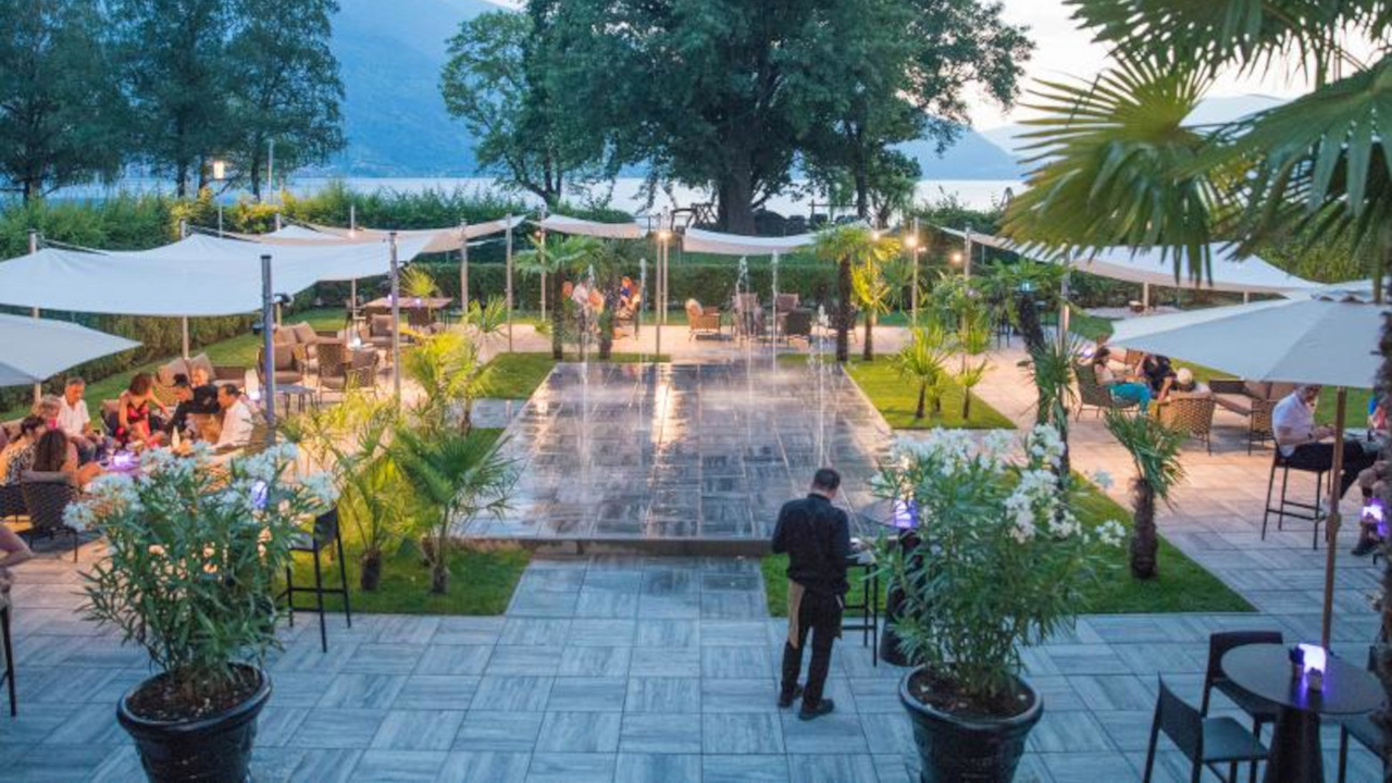 Der Veranstaltungsort ist die ideale Tessiner Location für Privat- und Firmenveranstaltungen. Die Beach Lounge in Ascona verkörpert eine harmonische Verbindung aus Restaurant, Bar und Veranstaltungsort, die durch ein elegantes Design und einen malerischen Blick auf den See besticht. Das Gebäude wurde in einem modernen Stil renoviert und bietet eine beeindruckende Vielfalt an Erlebnissen, sei es auf der Terrasse, im Garten oder auf der Dachterrasse mit ihrem idyllischen Seepanorama.