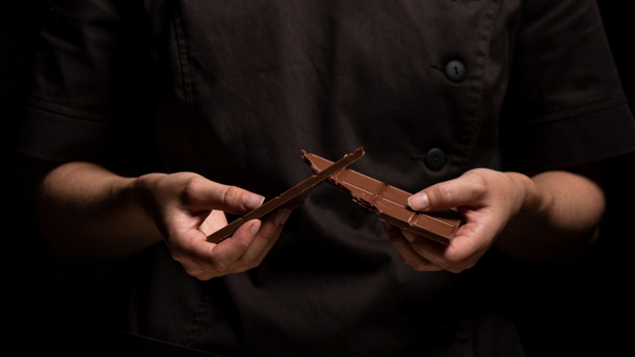 Sie suchen eine Idee für eine gesellige Runde unter Freunden oder möchten, dass Ihre Mitarbeiter zu einem echten Team «verschmelzen»? Die Workshops in unserer Schoggi-Manufaktur lässt die Emotionen bei der Herstellung von exklusiver Schokolade hautnah erleben, bringt Ihre Gruppe näher zusammen und entfacht auch in Ihnen die Leidenschaft, die wir als «Artisti del Cioccolato» tagtäglich verspüren dürfen.