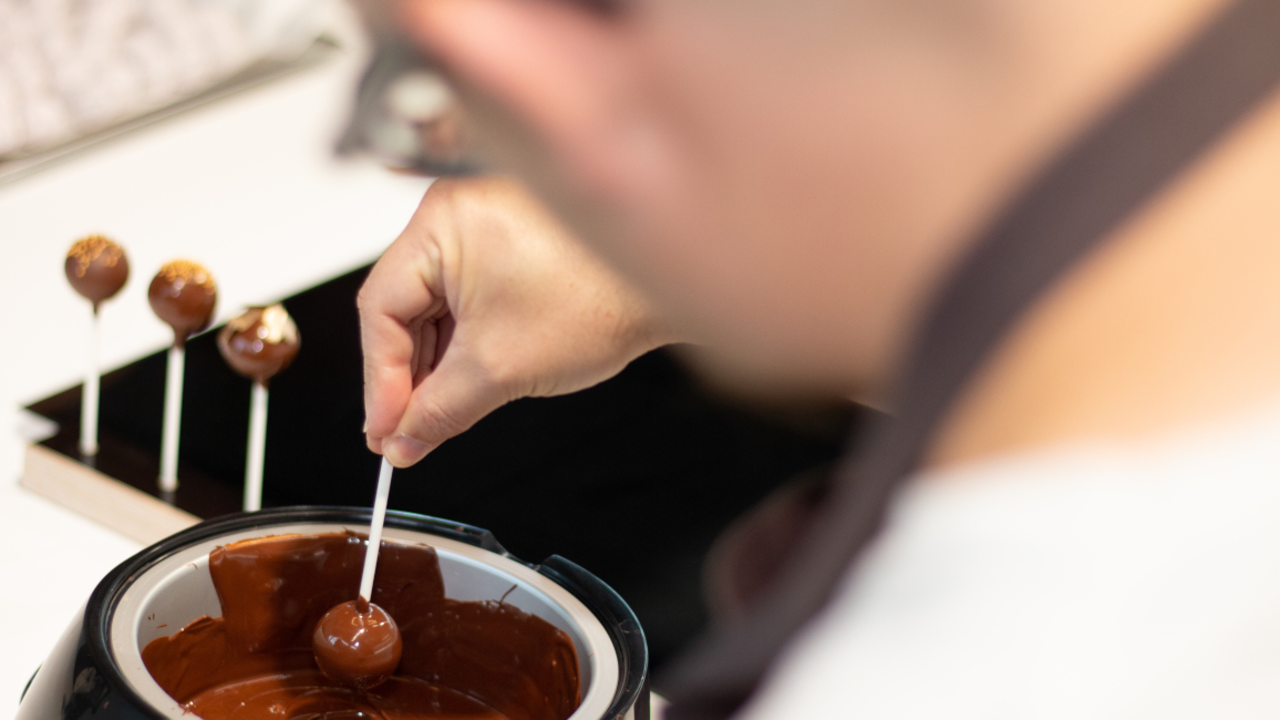 Süss, süsser, Ihr Geschmack? Prima, dann tauchen Sie mit Ihrem Team in die Welt der Schokolade ein und kreieren Sie Leckerbissen ganz nach Ihrem Geschmack!