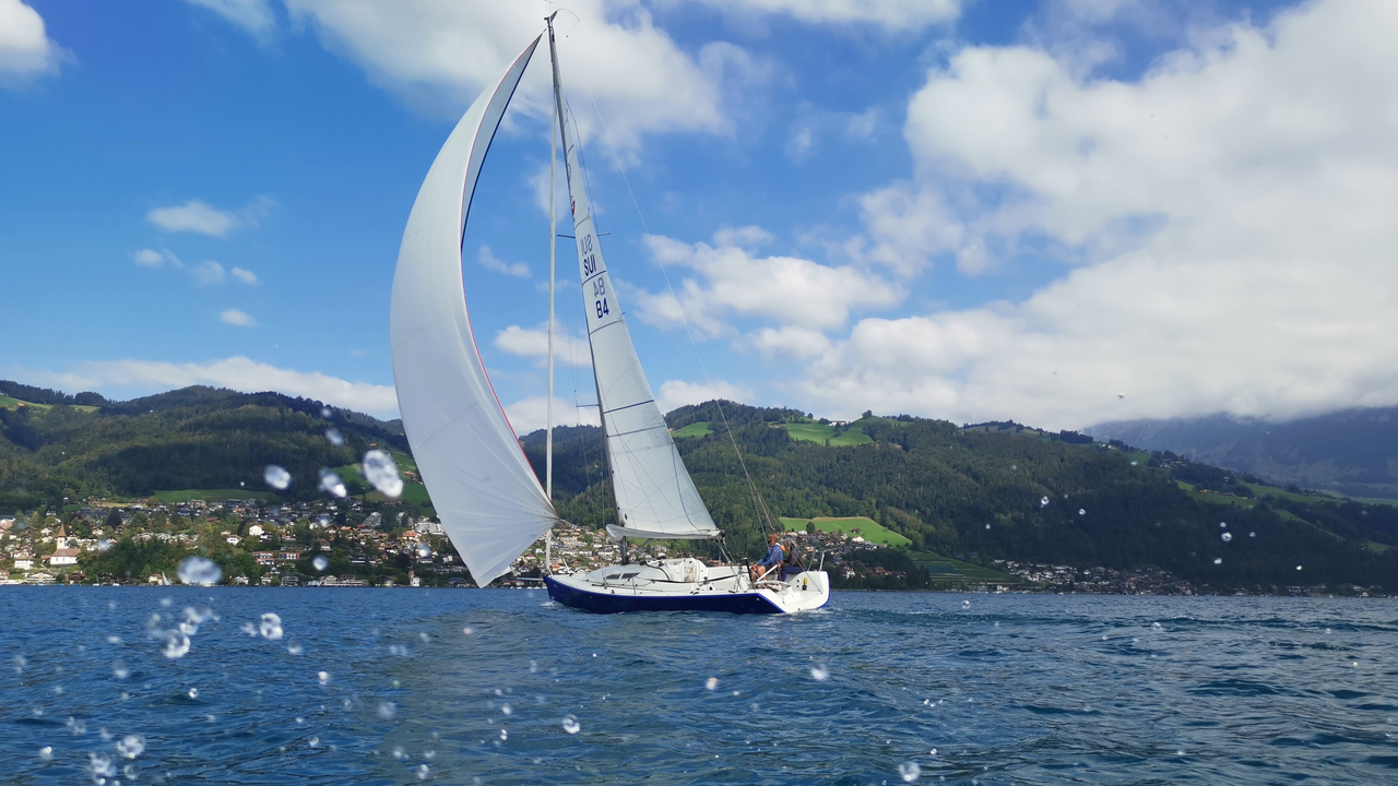 Auf dem windsicheren Thunersee führen Sie unsere erfahrenen Skipper ins Segeln ein. Sie übernehmen von Anfang an selber das Steuer und bestimmen den Kurs.