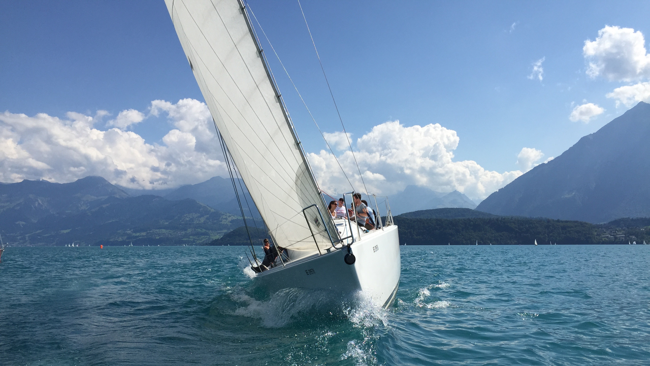 Auf dem windsicheren Thunersee führen Sie unsere erfahrenen Skipper ins Segeln ein. Sie übernehmen von Anfang an selber das Steuer und bestimmen den Kurs.