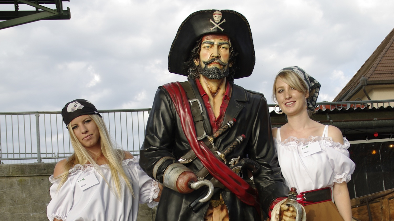 Das Piraten-Event Seitdem sich die Menschen auf den Ozeanen fortbewegen, werden sie immer wieder von Piraten heimgesucht. Ob nun die alten Griechen, die Wikinger oder die Kolonialmächte, alle hatten Stets mit den Piraten auf den Weltmeeren zu kämpfen.