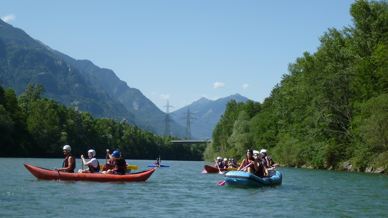 Die Kanufahrt auf dem Ticino zwischen Cresciano und Bellinzona ist eine gemütliche Flussfahrt mit einigen Wellen, es bleibt aber insgesamt ruhig. Ideal geeignet für Anfänger auf dem Wildwasser, Geniesser sowie Familien und Schulklassen. Sie fahren auf stabilen, aufblasbaren Zweier-Kanadiern und werden von den erfahrenen Guides instruiert und auf der Tour begleitet. Ein Super-Erlebnis für Ihre Gruppe!