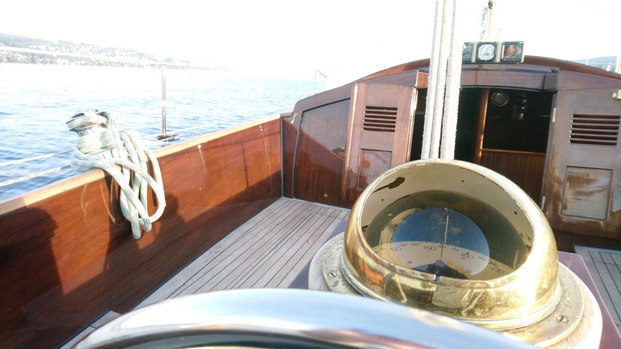 Ein ganz heisser Tip für Ihren Teamanlass, das Kundenevent oder einen Geschäftsausflug. Auf der Oldtimer-Yacht, einem wahren Schmuckstück, geniessen Sie entspannte Stunden auf dem Zürichsee und erleben die Faszination des Segelns.