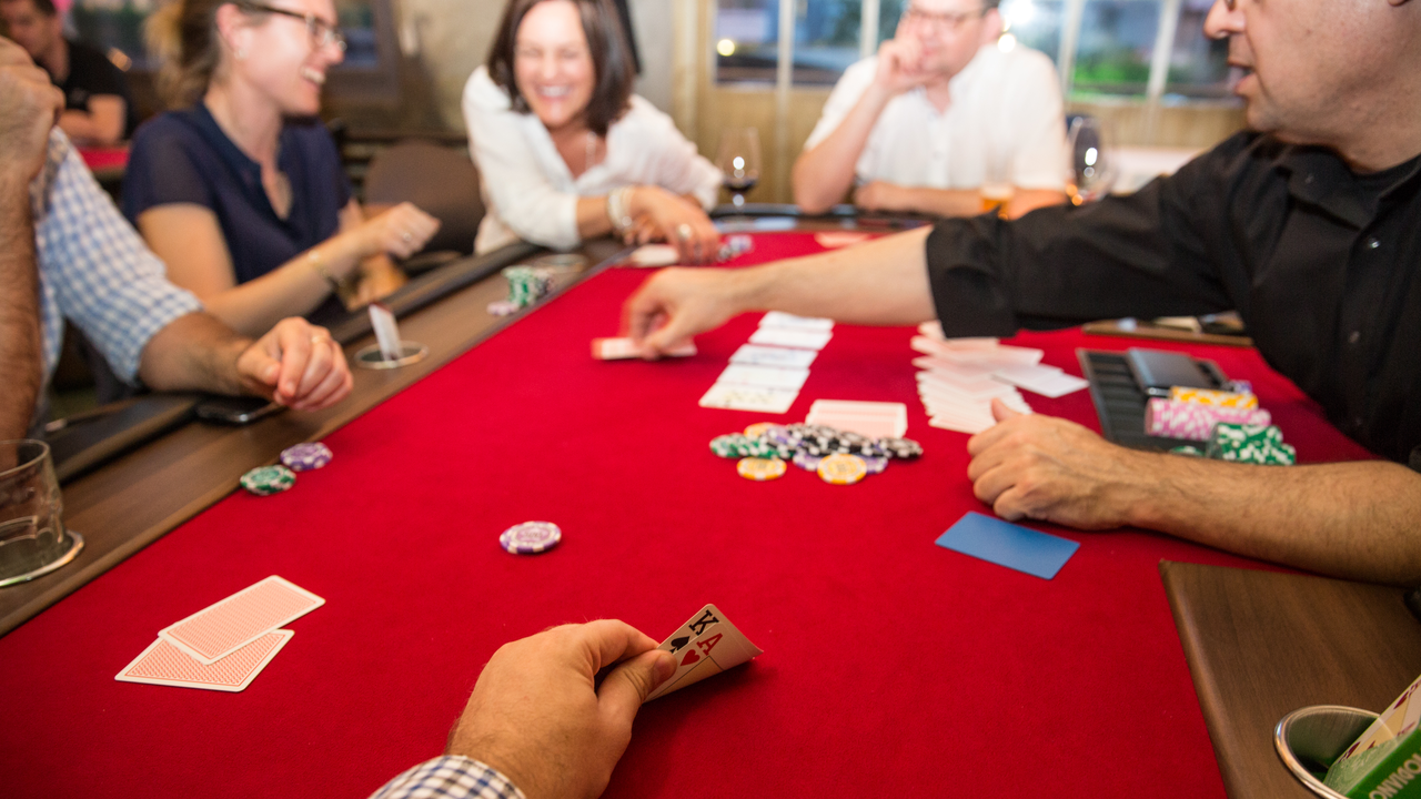 Das Pokerspiel fördert lösungsorientiertes Denken, lehrt uns Geduld und Selbstdisziplin und erfordert ein langfristiges Investitionsdenken. Bringen Sie Ihre Mitarbeiter dazu mit geeigneten Pokerstrategien den Berufsalltag kreativer, engagierter und motivierter anzugehen. Überraschen Sie Ihr Team mit einem spannenden Pokerturnier inklusive Spielerklärung, ortsunabhängig und äusserst kurzweilig. Keine Vorkenntnisse nötig.