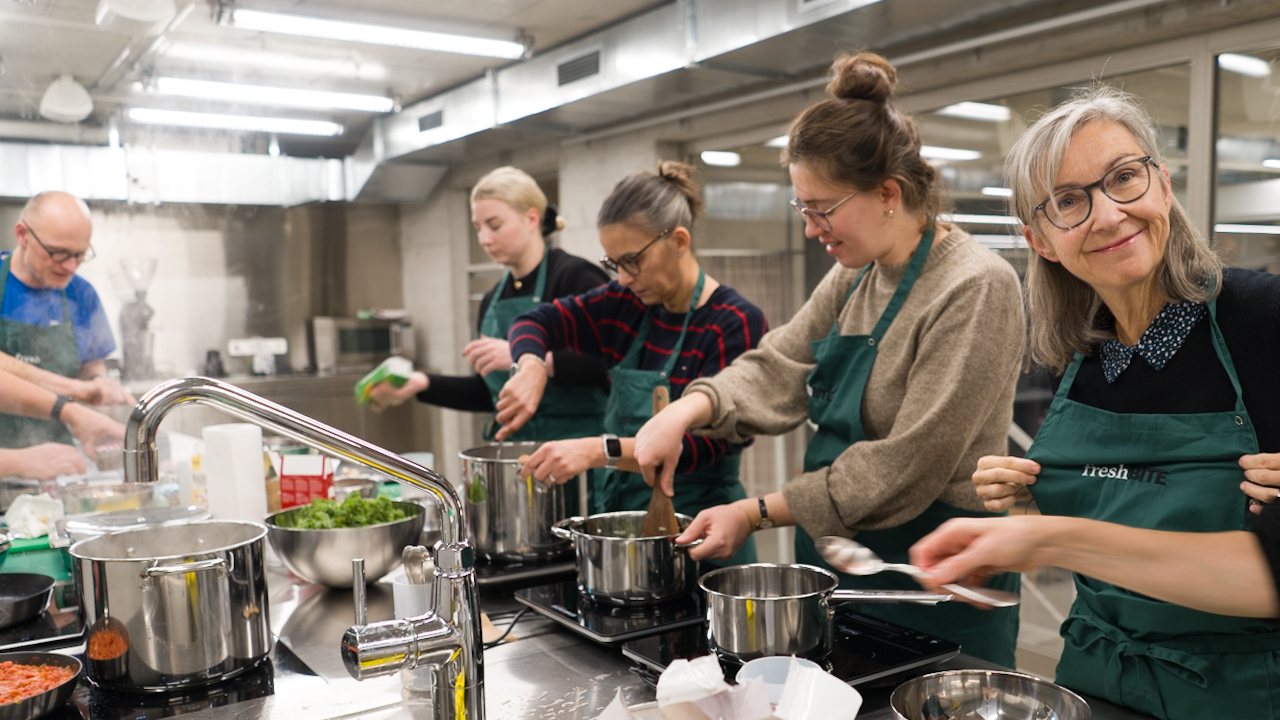 Unser Kochkurs bietet das ideale Highlight für Ihren Team-Event oder Teambuilding-Anlass. Auf unterhaltsame und genussvolle Weise fördern Sie damit die Zusammenarbeit Ihres Teams und leisten gleichzeitig einen positiven Beitrag zur Gesundheit.