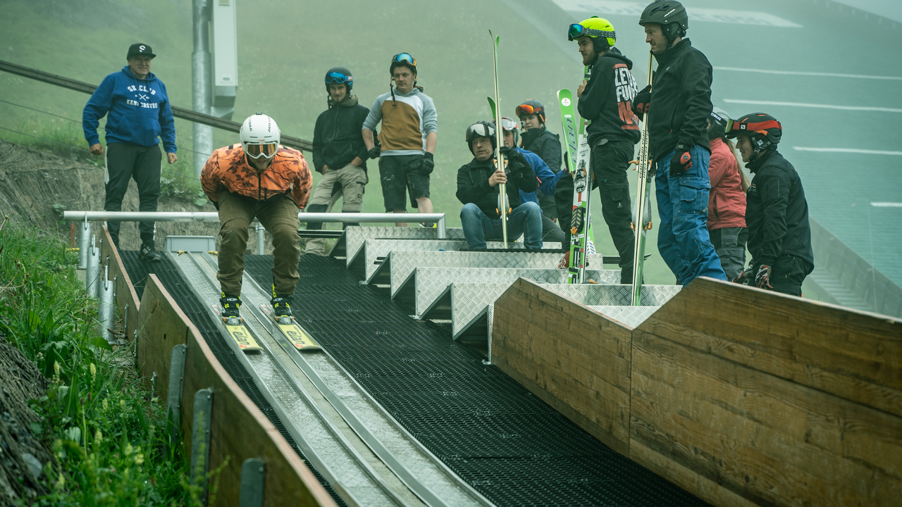Umgeben von einer spektakulären Bergwelt lassen sich in der «Nordic Arena» in Kandersteg spannende Stunden im Team erleben. Wo sonst die Skispringer Richtung Tal segeln, kann auch im Pneu abwärtsgesaust werden. Im Auslauf der grossen Schanze erreichen Wagemutige dabei bis zu 90 km/h – ein grosser Spass für alle. Zudem können auf der rund 60-minütigen Führung zahlreiche Hintergrundinformationen rund um die Sprunganlage und die Geschichte des Skispringens gesammelt werden. Auch Schnupper-Skispringen auf den Kinder- und Jugend-Schanzen ist möglich. Dabei werden Sie mit echtem Skisprungmaterial und professioneller Anleitung Schritt für Schritt an die Sportart der mutigen Flieger herangeführt. Zudem können auf einer rund 60-minütigen Führung zahlreiche Hintergrundinformationen rund um die Sprunganlage und die Geschichte des Skispringens gesammelt werden.