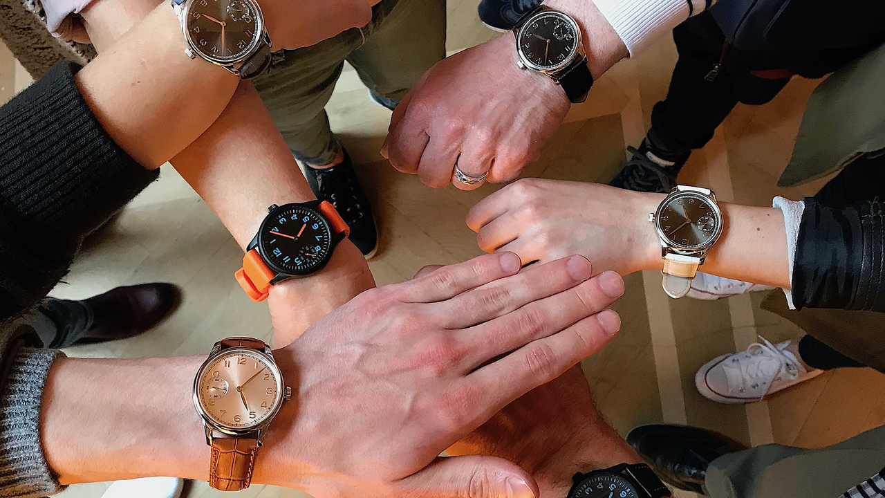 Während des 5-stündigen Uhrenseminars bauen die Teilnehmer ihre eigene personifizierte Armbanduhr, ganz nach Ihren Wünschen zusammen. Dabei stehen ihnen viele unterschiedlich verzierte und dekorierte Komponenten zur Auswahl, welche die Entscheidung nicht einfach machen. Lassen Sie sich überraschen.