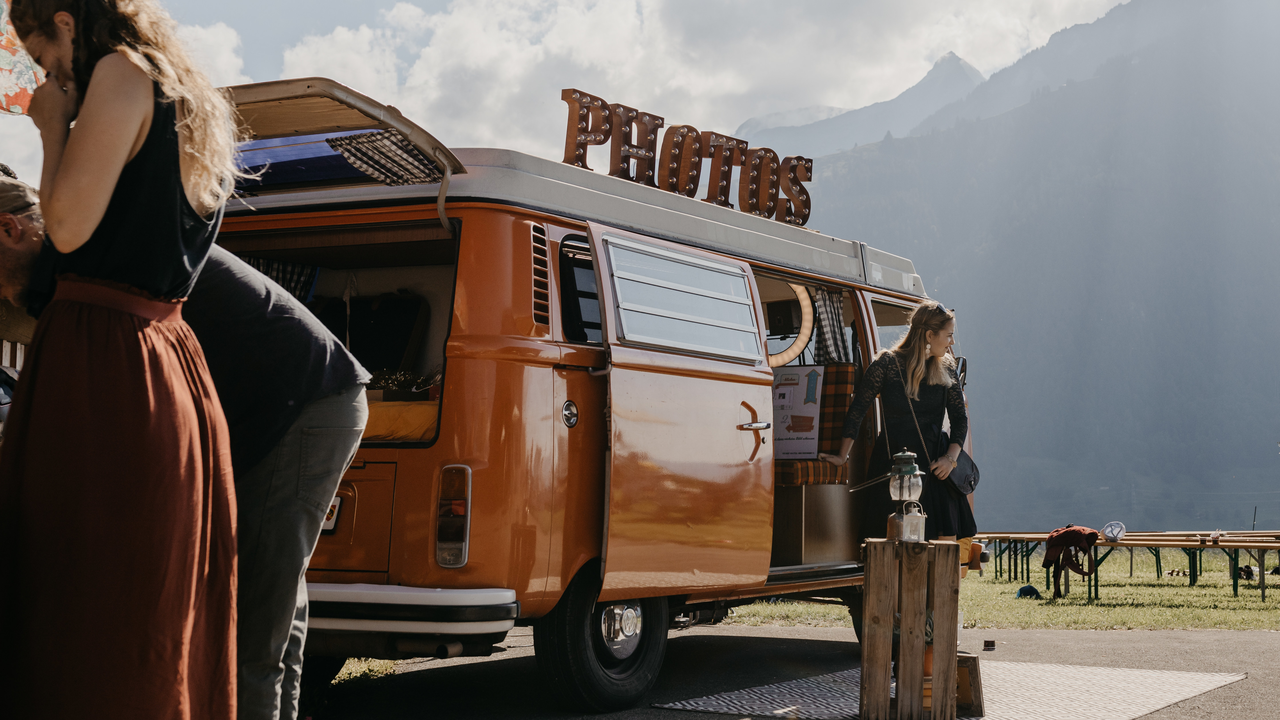 Der Polaroid-Stil Fotobus, ein schickes VW-Büssli von 1975, ist eine Fotobox der besonders stylischen Art. Der perfekt Publikumsmagnet für Mitarbeiter, Gäste und Kunden. Der Vintage-Photobus im Retrostyle bringt euch die Instagram-Momente, auf die ihr gewartet habt!
