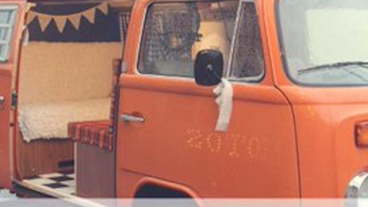Der Polaroid-Stil Fotobus, ein schickes VW-Büssli von 1975, ist eine Fotobox der besonders stylischen Art. Der perfekt Publikumsmagnet für Mitarbeiter, Gäste und Kunden. Der Vintage-Photobus im Retrostyle bringt euch die Instagram-Momente, auf die ihr gewartet habt!