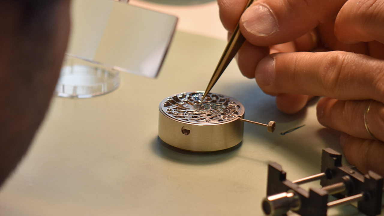 Lernen Sie die Welt der mechanischen Uhrmacherkunst kennen. Unter Anleitung eines Uhrmachermeister erfahren Sie faszinierendes über die mechanischen Uhrwerke. Mit Lupe, Schraubenzieher und Pinzette ausgerüstet spüren Sie das Herz der Uhr, die Sie selber bauen.