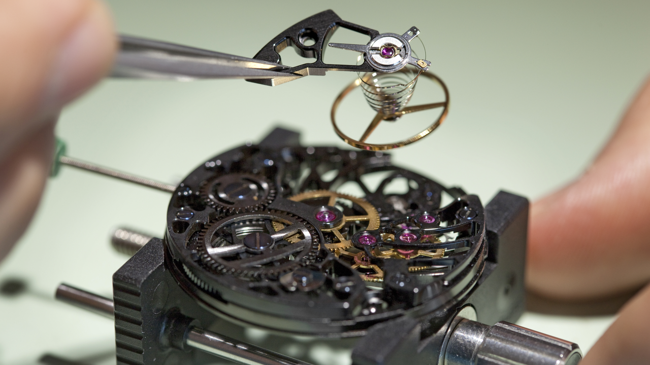 Lernen Sie die Welt der mechanischen Uhrmacherkunst kennen. Unter Anleitung eines Uhrmachermeister erfahren Sie faszinierendes über die mechanischen Uhrwerke. Mit Lupe, Schraubenzieher und Pinzette ausgerüstet spüren Sie das Herz der Uhr, die Sie selber bauen.