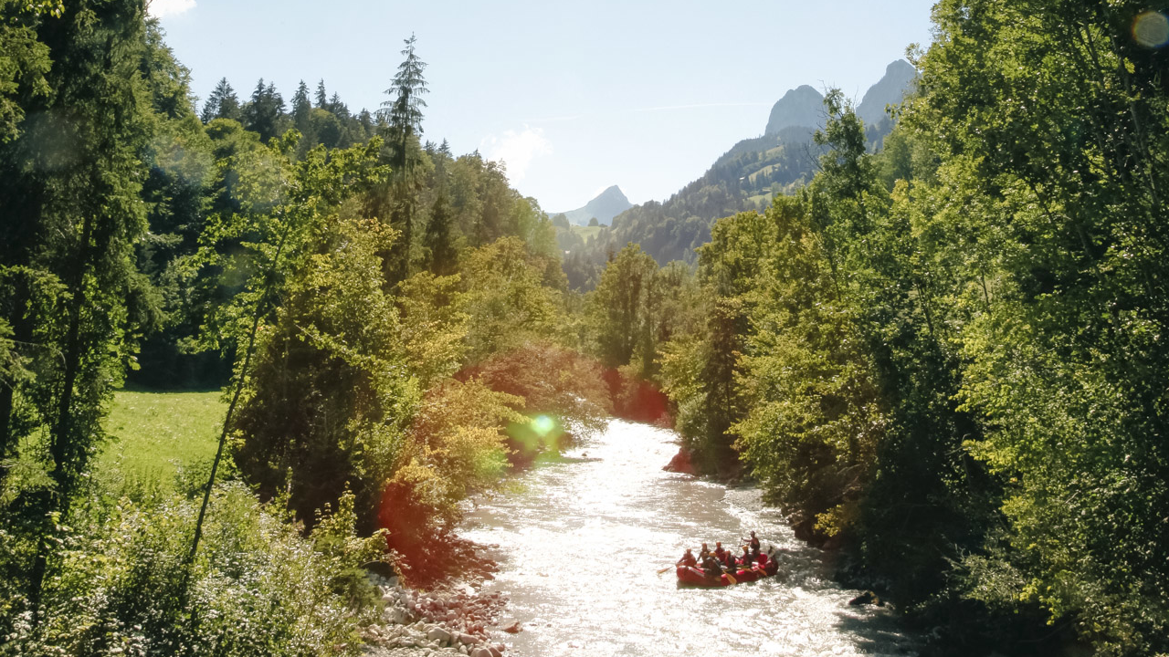 Eine Wildwasserflussfahrt auf der Simme ist ein tolles Erlebnis für alle! Der Fluss (Wildwasserklasse II-III) schlängelt sich durch eine der schönsten Regionen der Schweiz. Eine ideale Tour für Nicht-Schwimmer, Familien oder Schulgruppen. Der Trip wird mit Transport ab Interlaken oder Därstetten angeboten.
