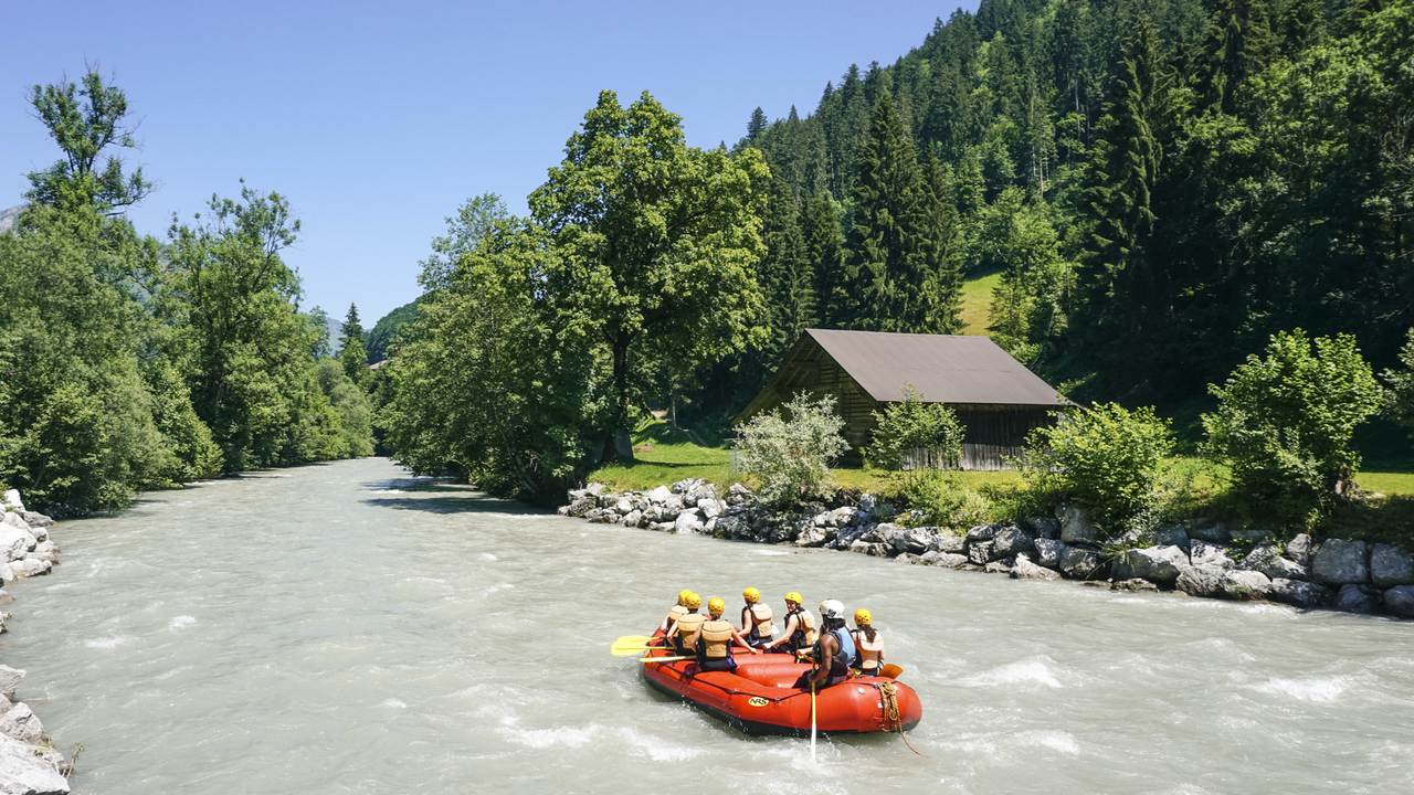 Eine Wildwasserflussfahrt auf der Simme ist ein tolles Erlebnis für alle! Der Fluss (Wildwasserklasse II-III) schlängelt sich durch eine der schönsten Regionen der Schweiz. Eine ideale Tour für Nicht-Schwimmer, Familien oder Schulgruppen. Der Trip wird mit Transport ab Interlaken oder Därstetten angeboten.
